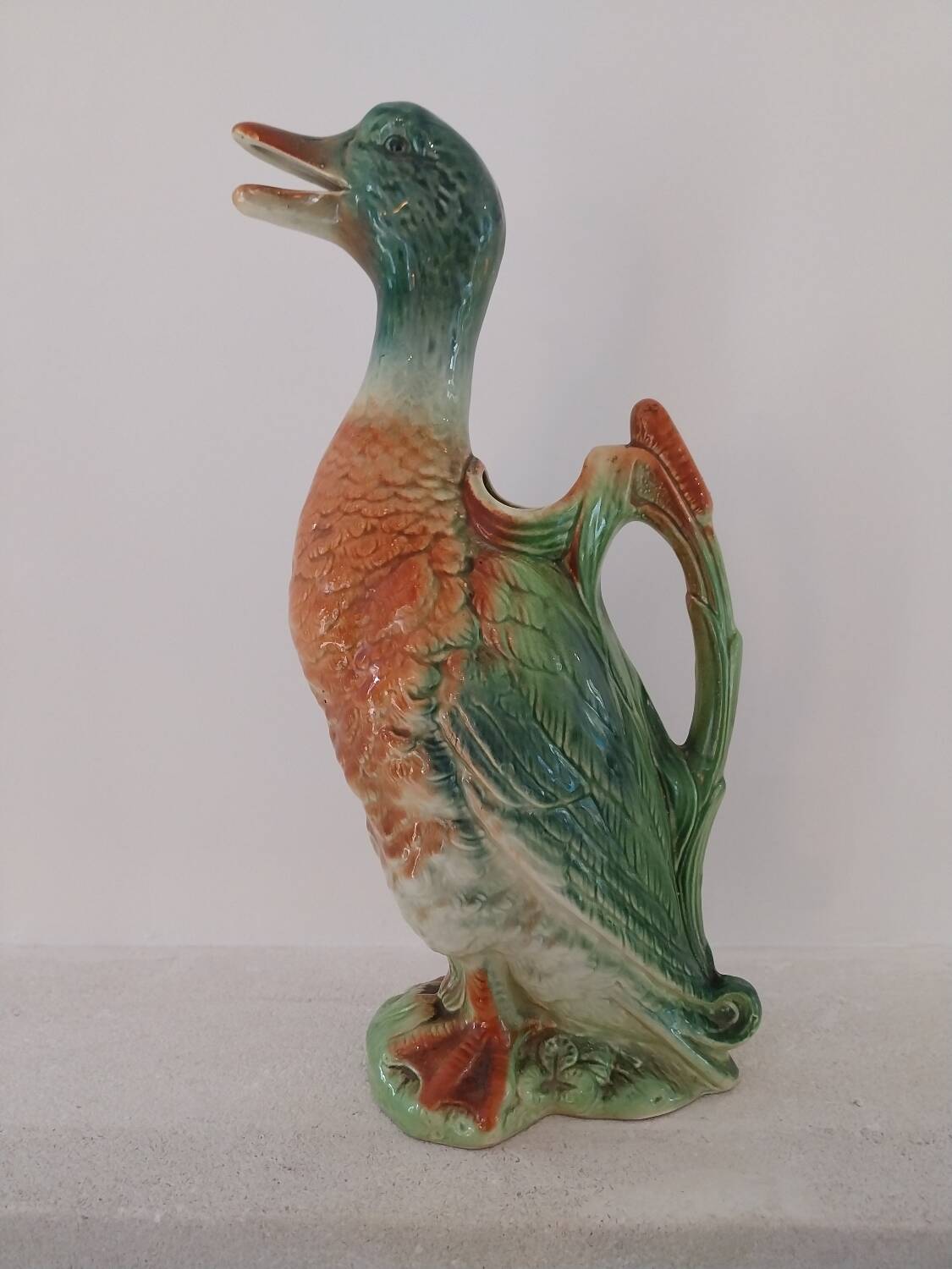 Water jug in slipware from the 1960s. Decorated with a coloured duck. Unmarked.