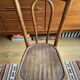 Chaise en bois foncé
