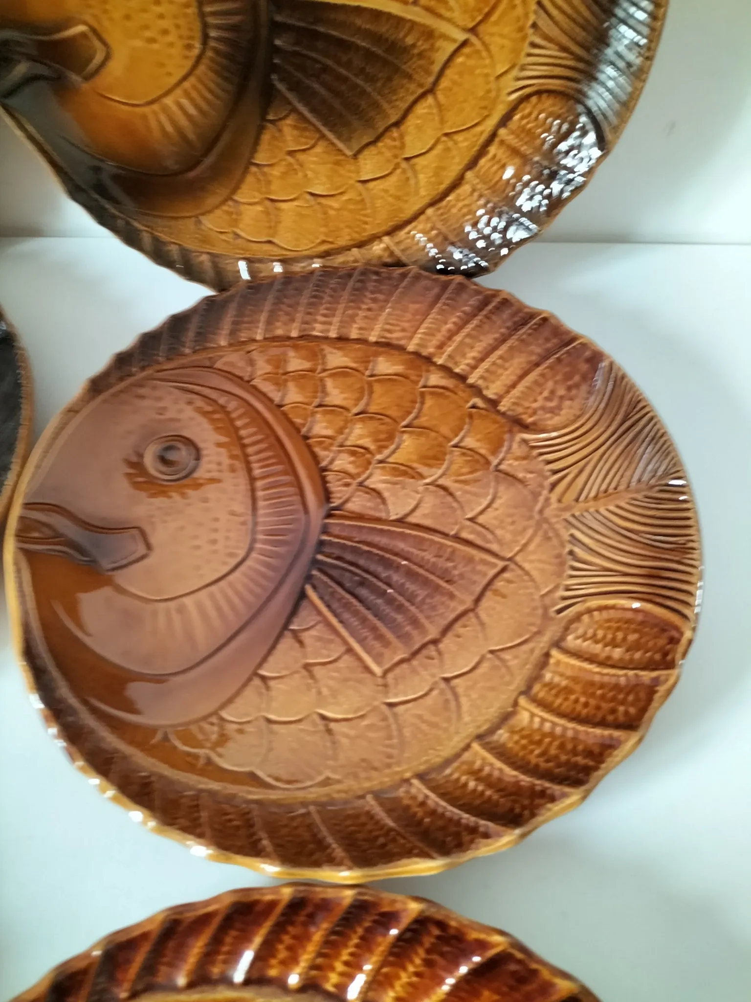 6 antique fish barbotine plates – Saint-Clément
