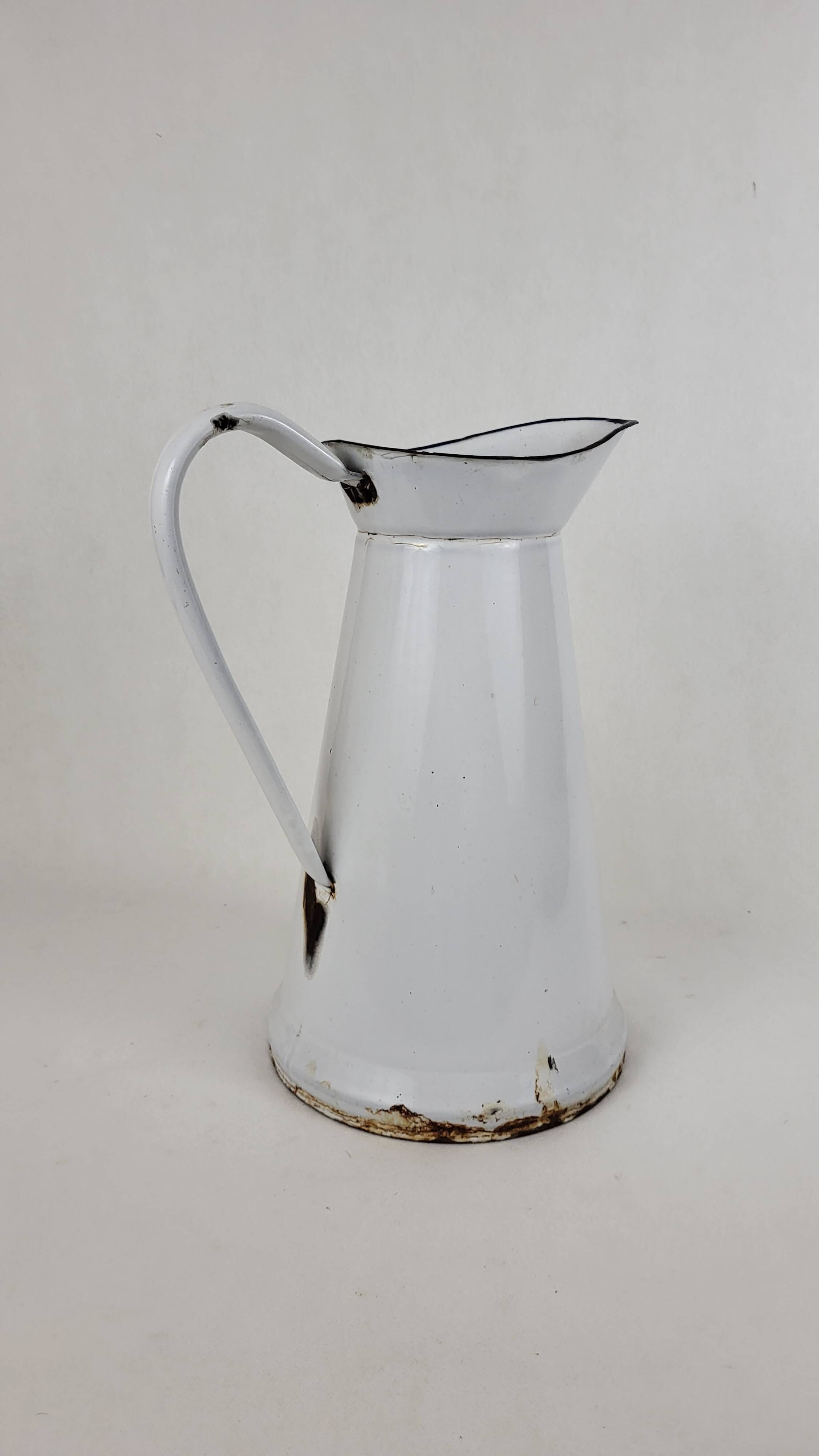 Enamelled sheet metal jug