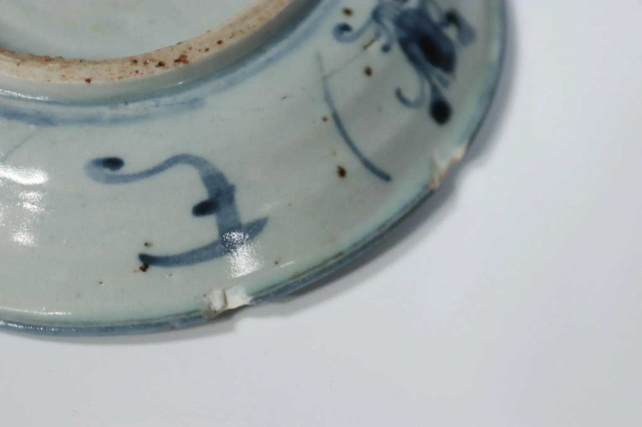 Chinese blue and white dish with spiral lotus decoration – Fujian, c.1800