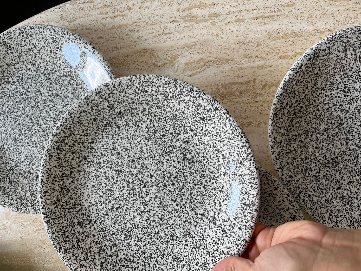 8 flat plates in speckled ceramic