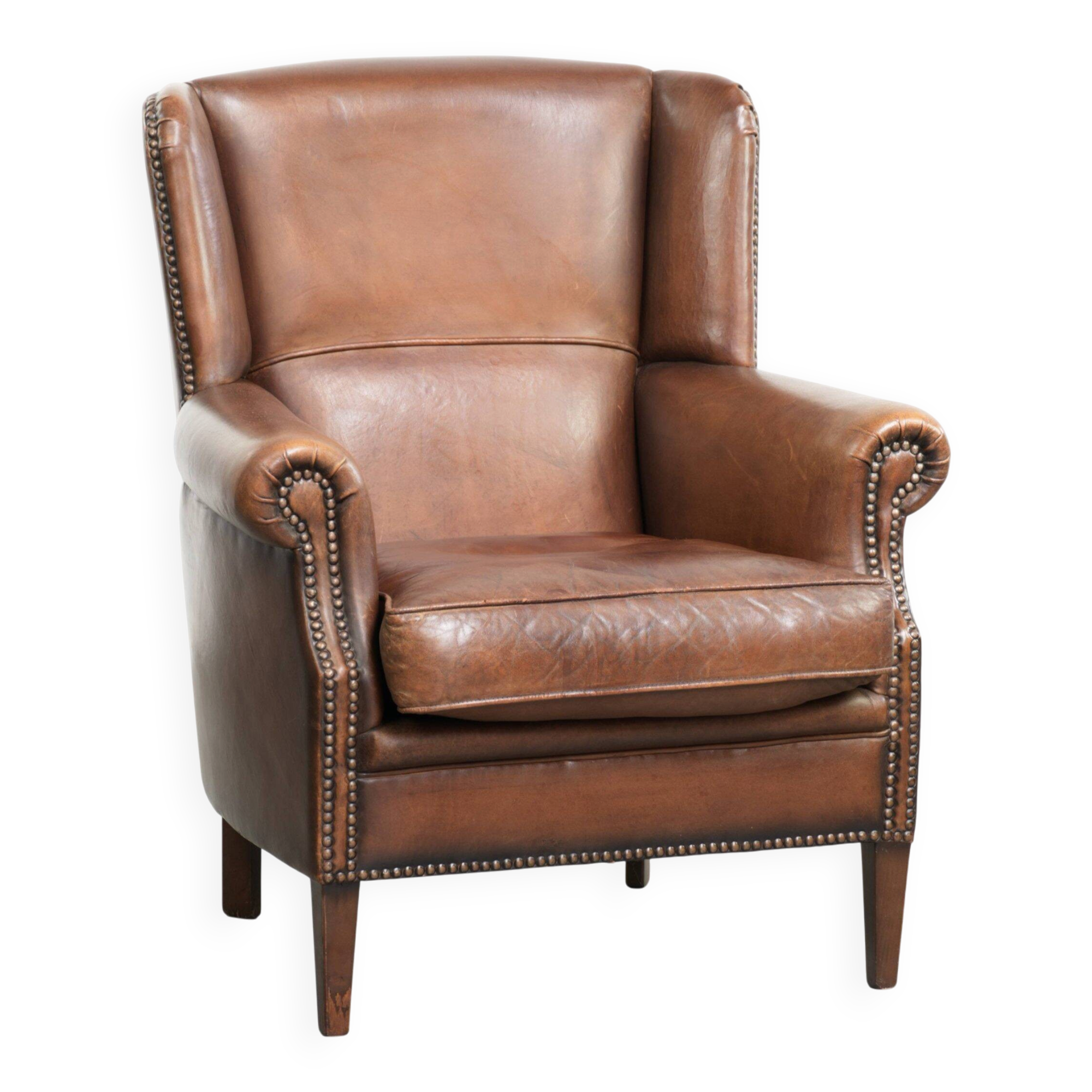 Fauteuil à oreilles en peau de mouton brun foncé subtil avec un look intemporel.