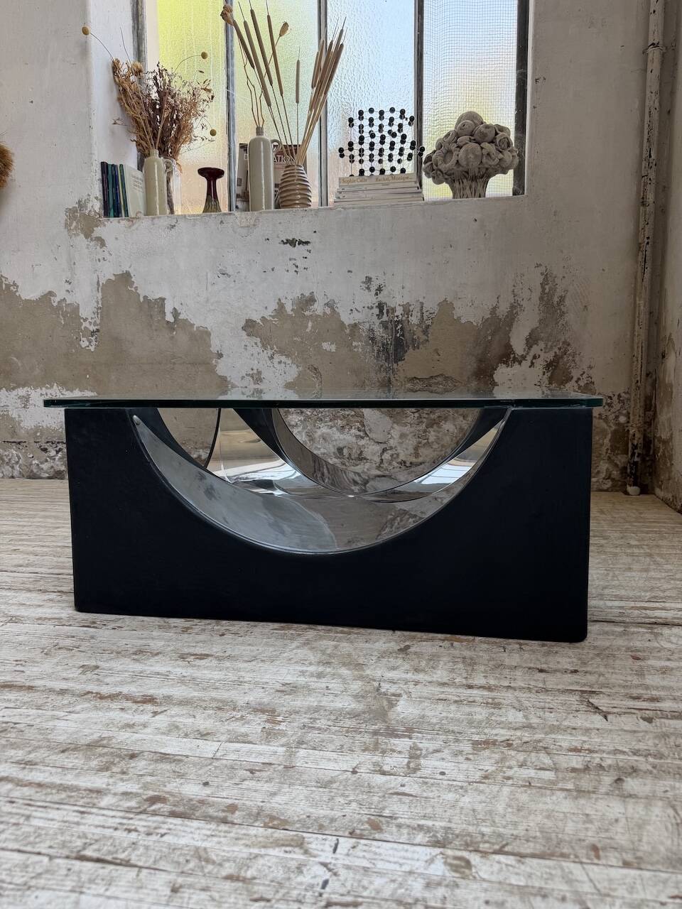 Table basse socle moulé et chrome, années 70