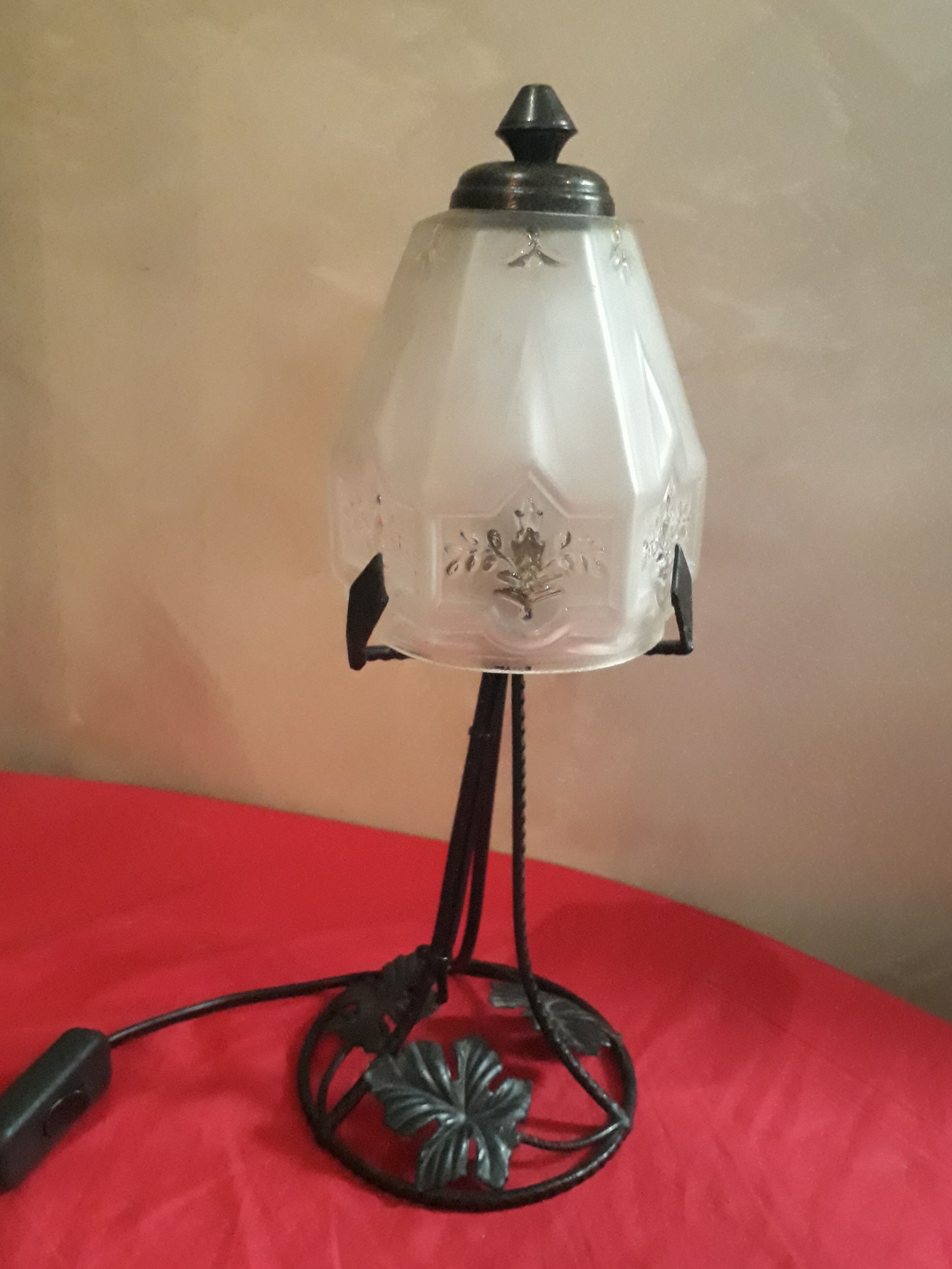 Wrought iron lamp and its opaque molded glass 1900 has 30 art deco electricity to the standard