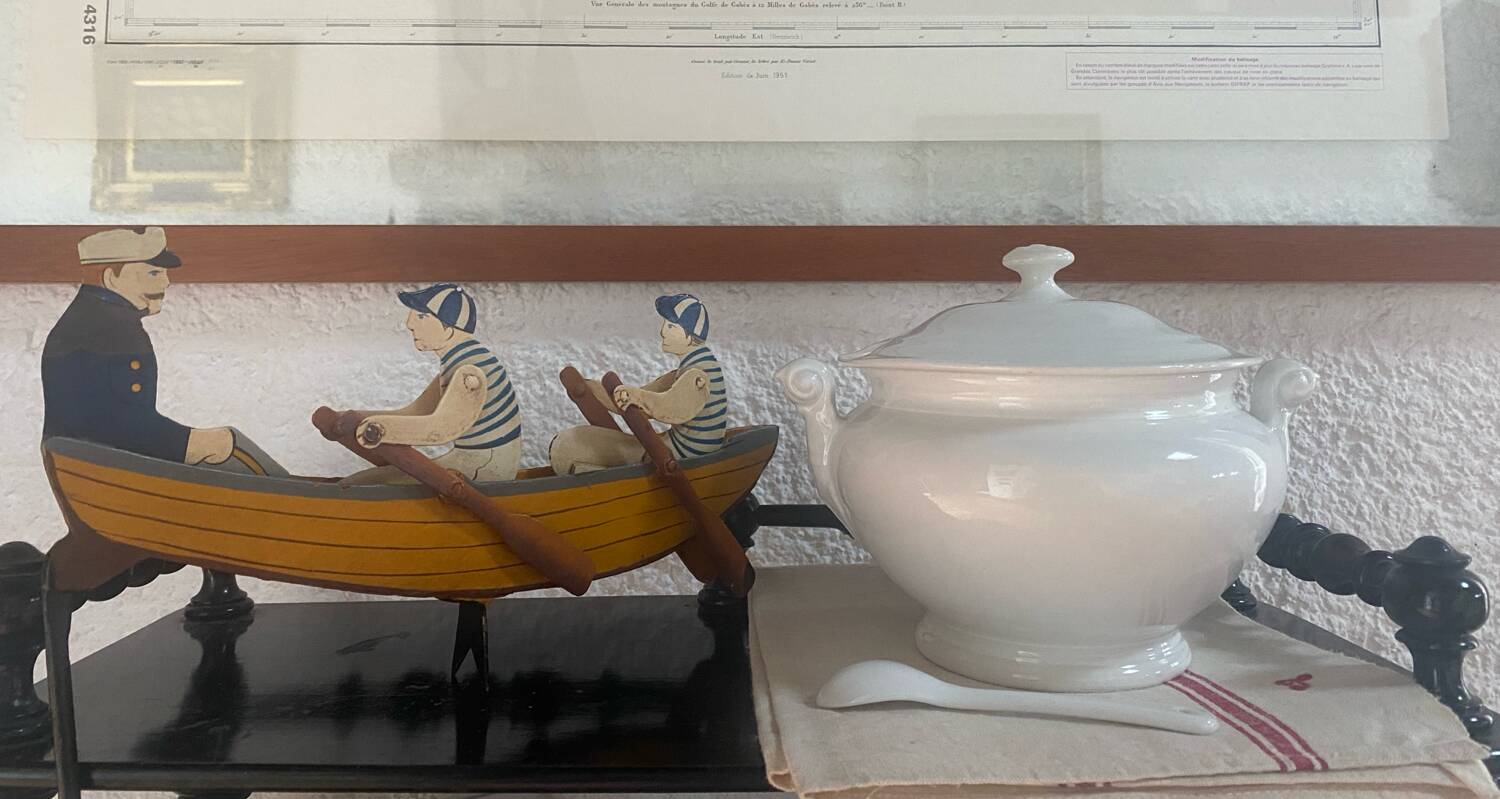 Petite soupière en porcelaine ancienne