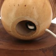 Petite lampe boule en bois blond, abat jour en raphia, années 90