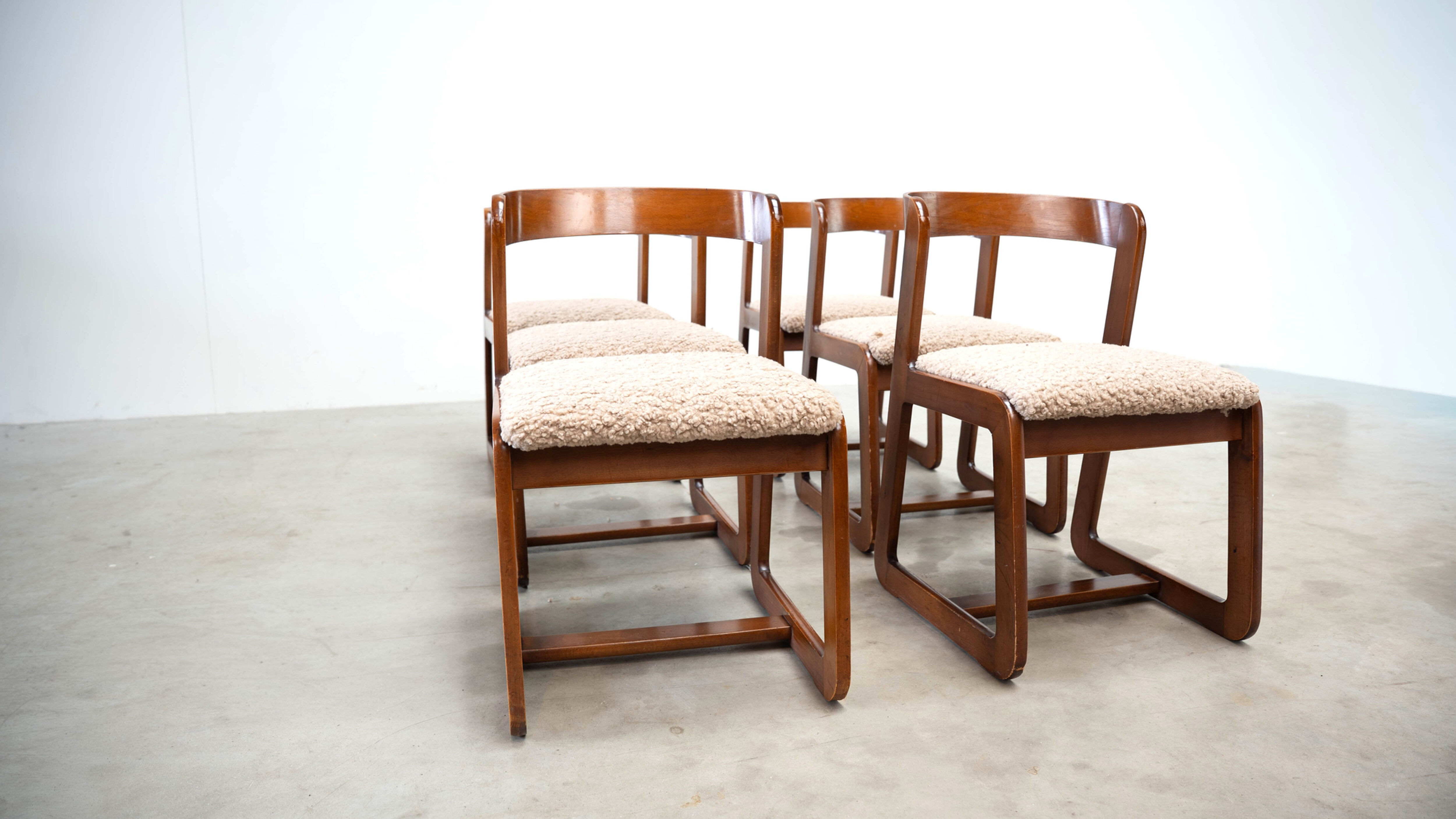 Ensemble de six chaises de salle à manger italiennes