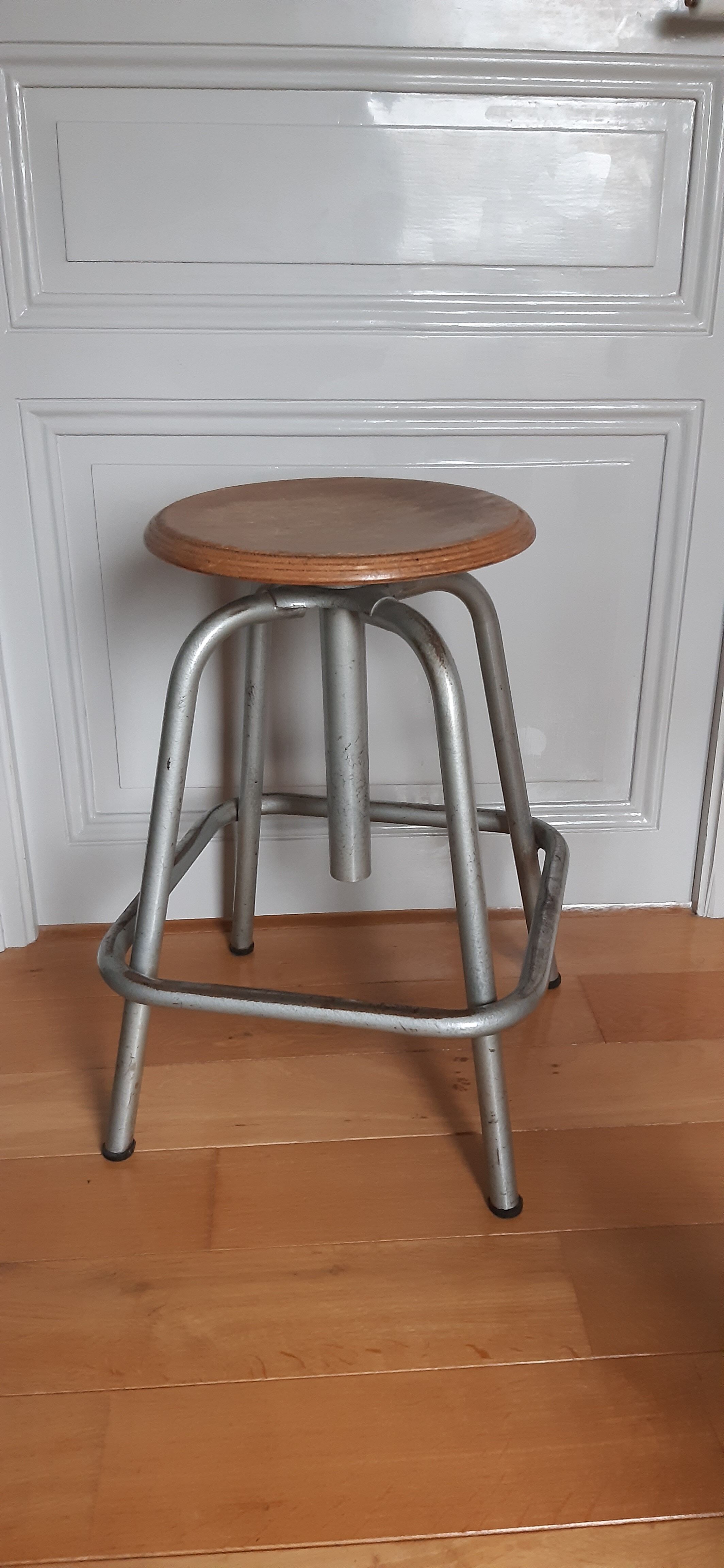 Industrial screw stool