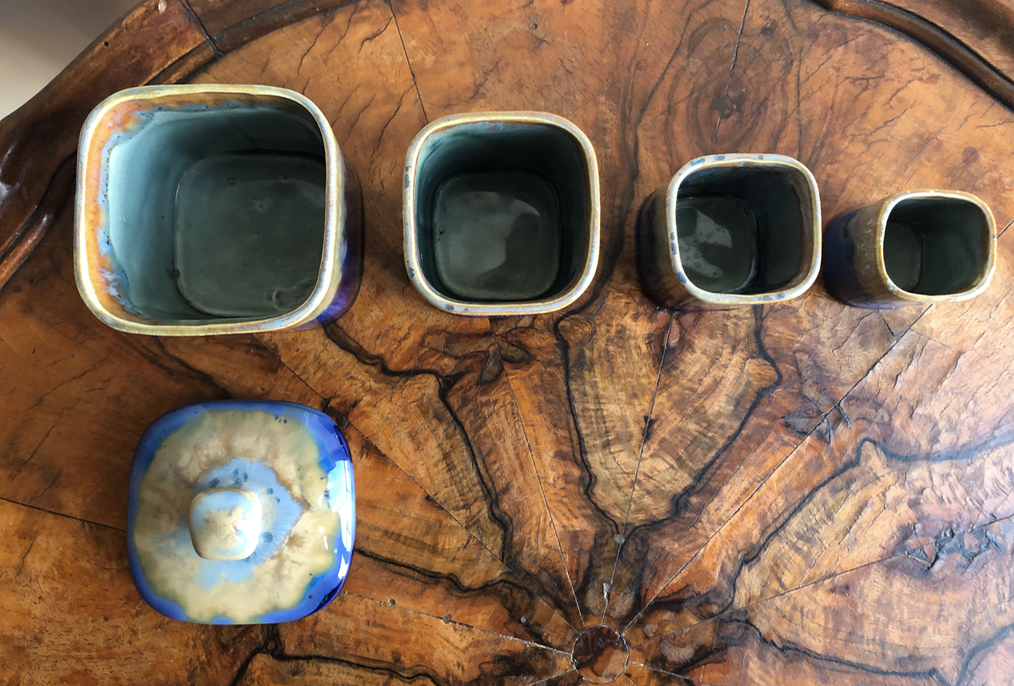Pots et plat en céramique bleus