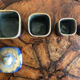 Pots et plat en céramique bleus