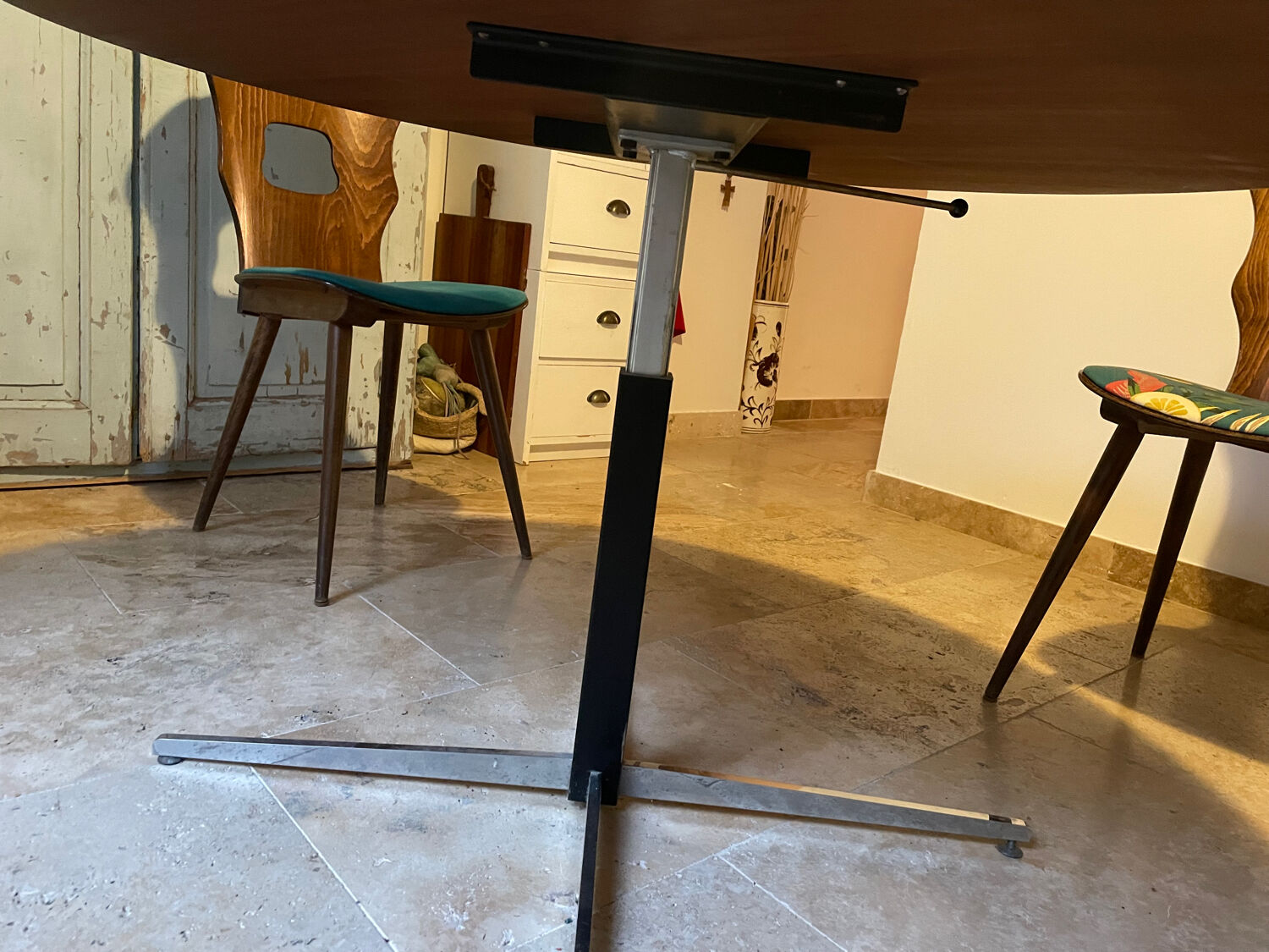 1 low and high table by the manufacturer Wilhelm Renz from the years.