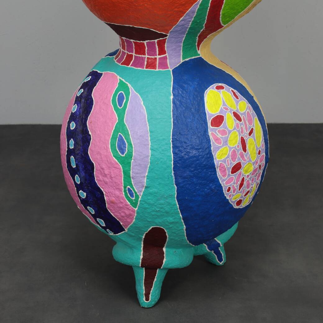 Sculpture contemporaine vibrante sur pied en papier mâché