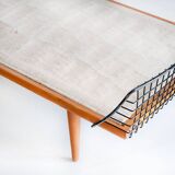 Lit simple en teck et fer. Conception par Bengt Ruda pour Triva. Suède, années 60