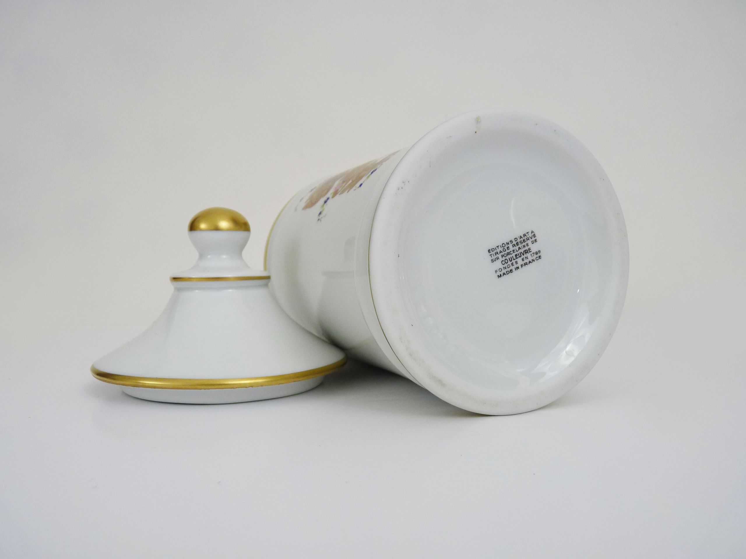 Old apothecary pot, made of snake porcelain, painted by hand. Year 60