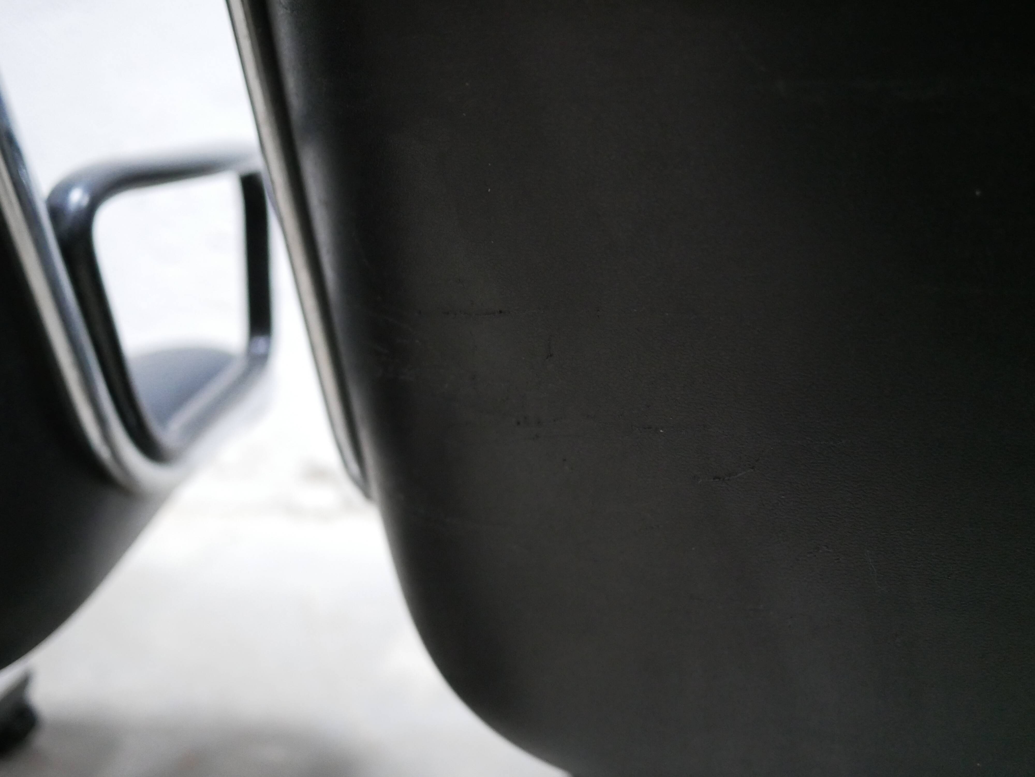 Black leather armchair by Charles Pollock for Knoll International