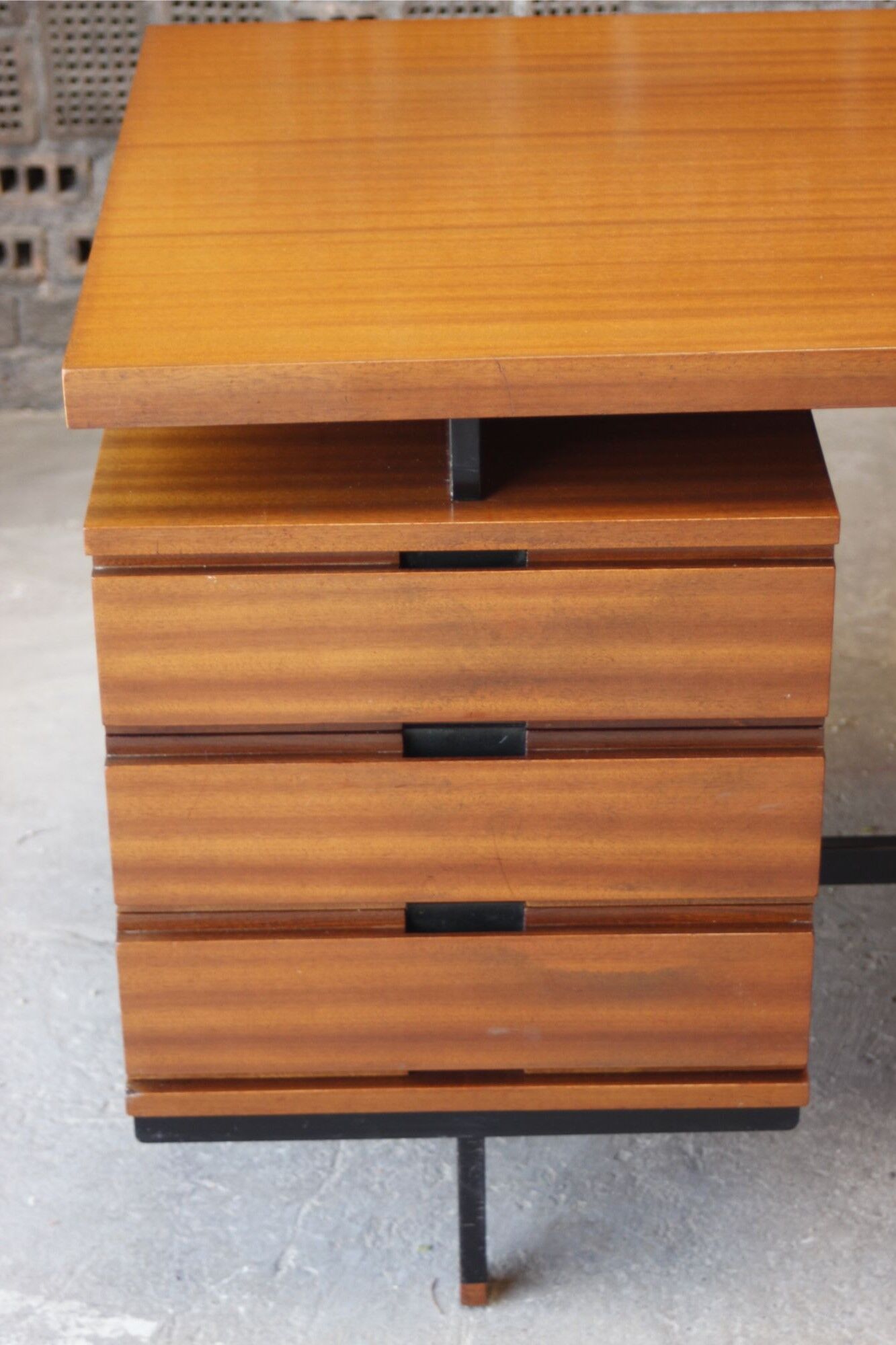 Mahogany veneer desk by Pierre Guariche for Minvielle, 1950s