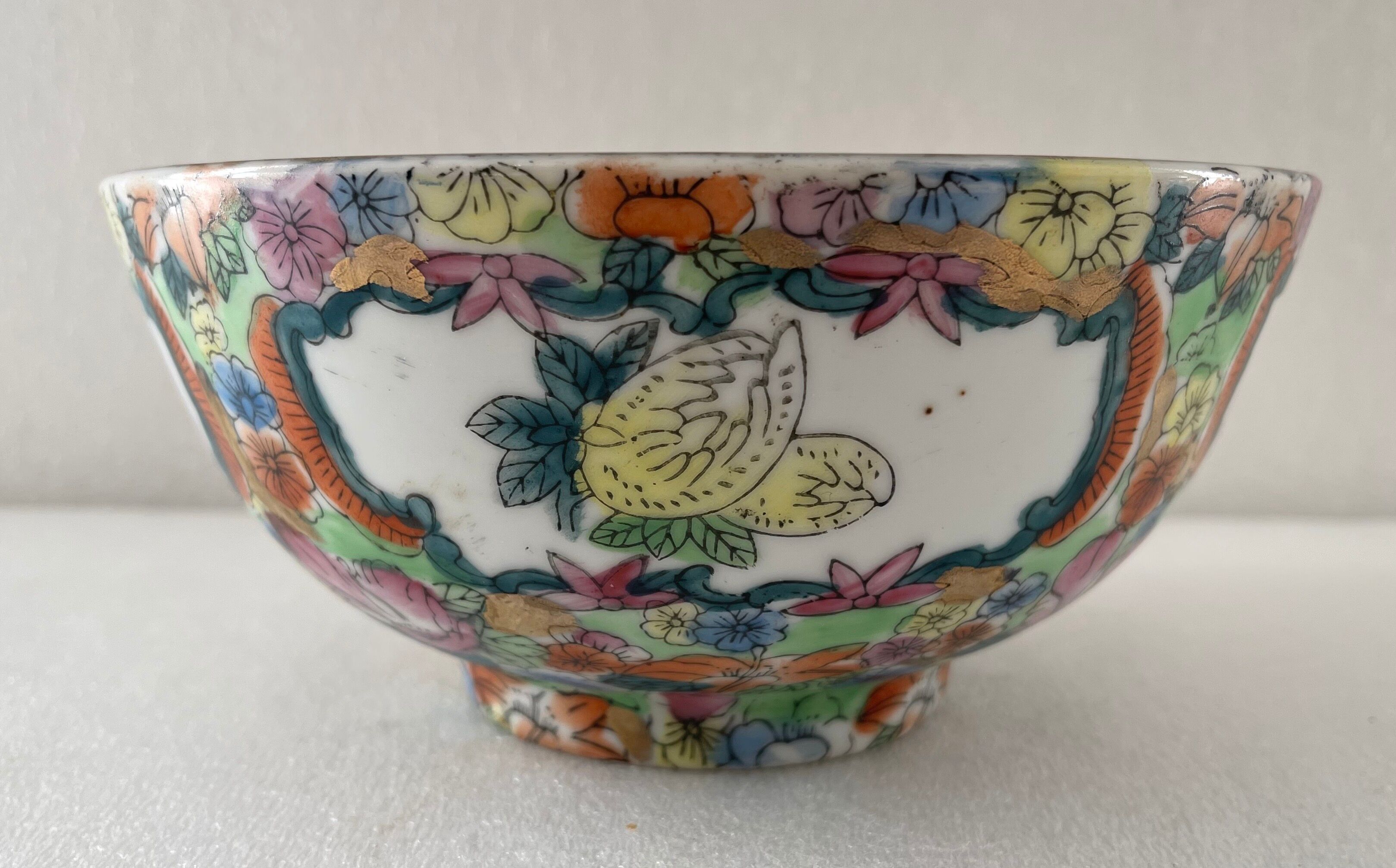 China Canton large porcelain bowl with polychrome decoration nineteenth