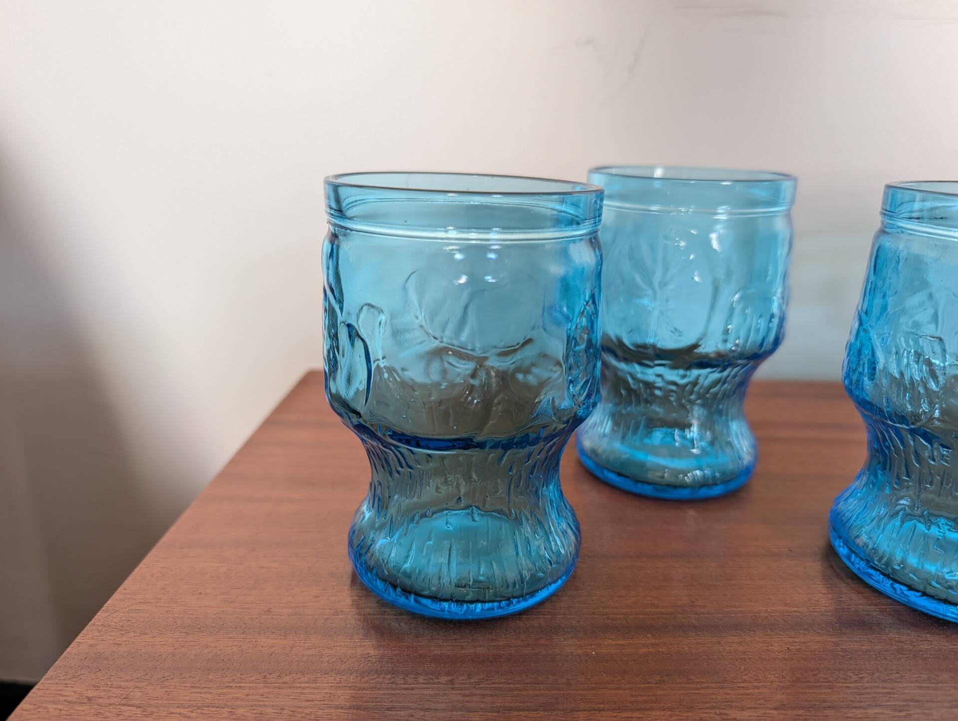 Set of four blue glasses with fruit decoration – 1970s