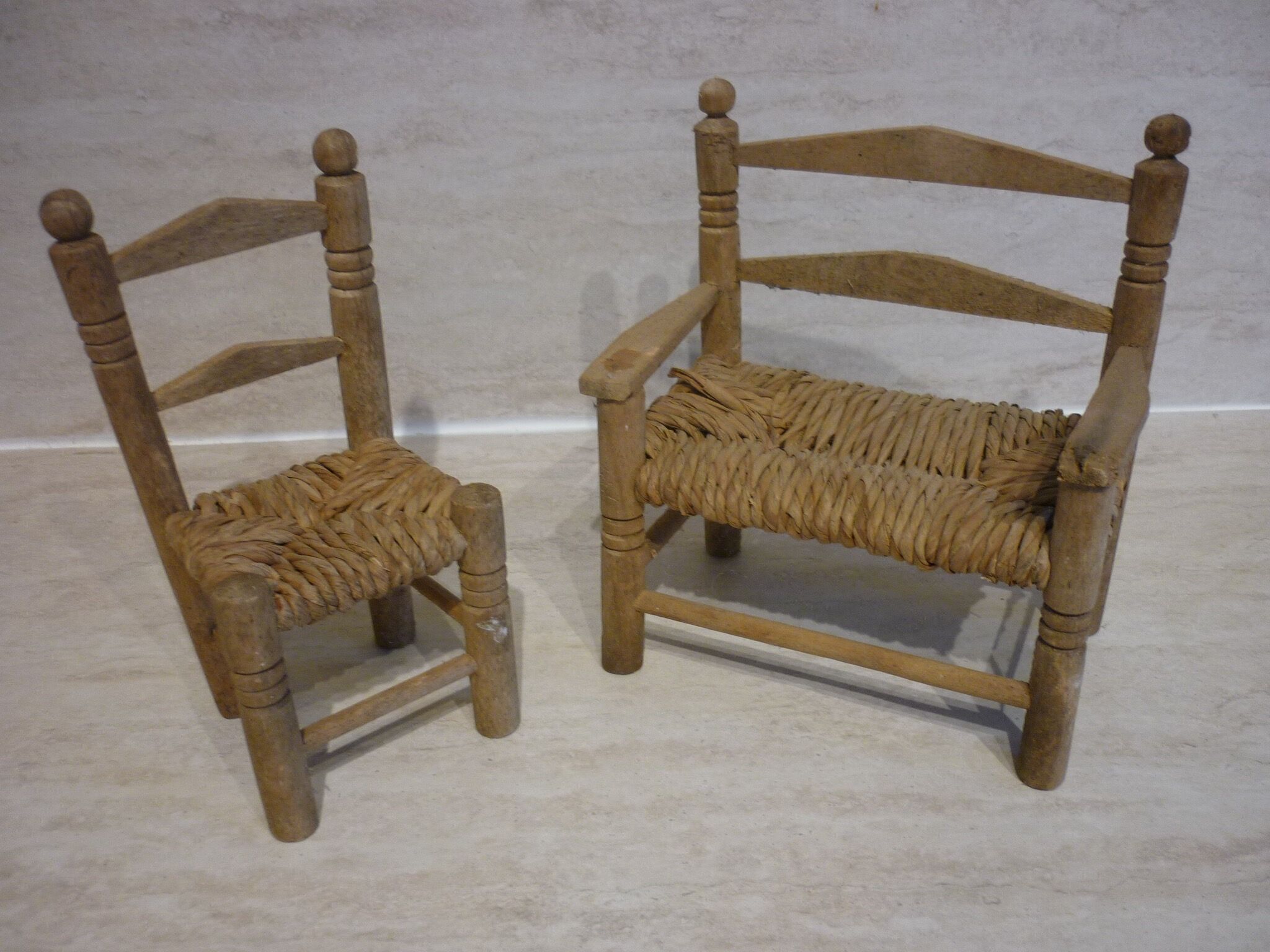 Bench and armchair in wood and straw for doll