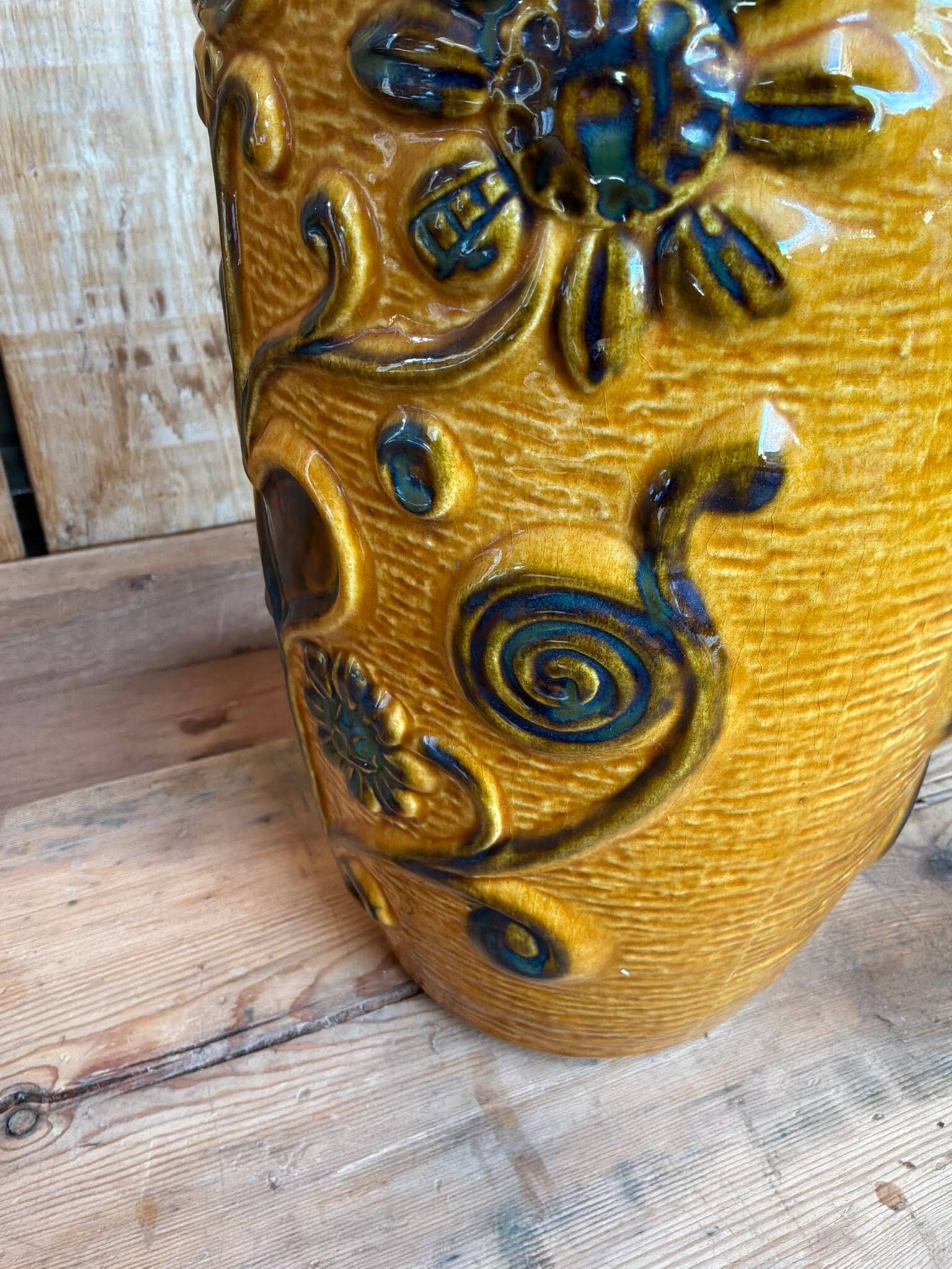 Vase West Germany en céramique - décor floral en relief