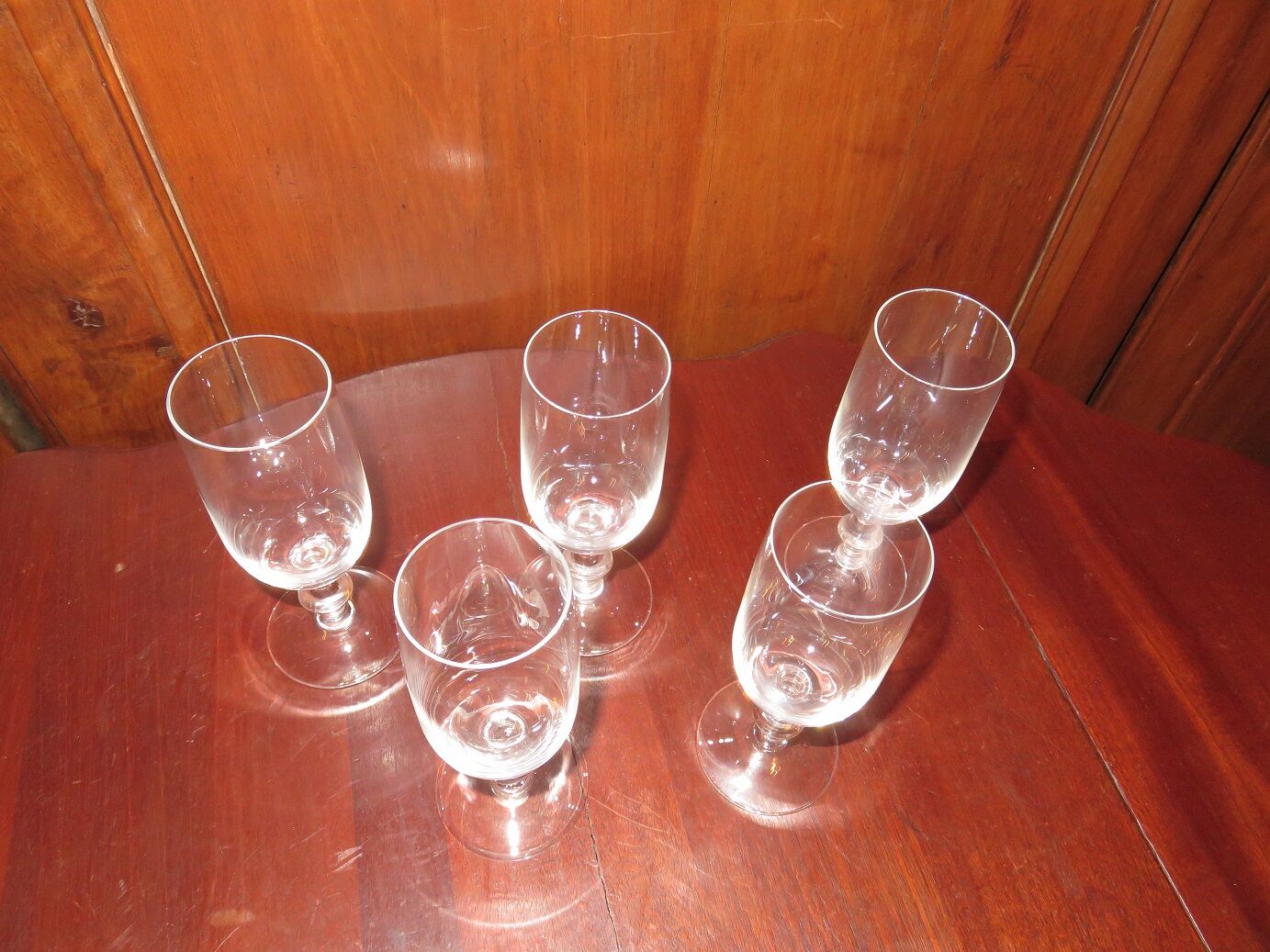Suite de 5 flûtes à champagne