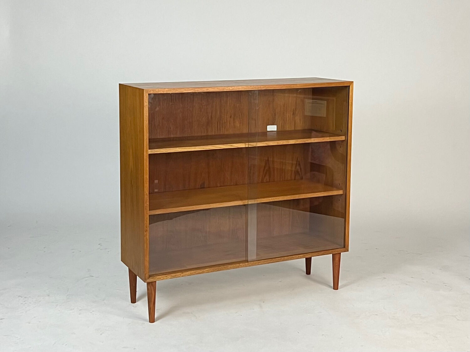 Cabinet d'exposition en teck des années 60, haut, étagère, commode vintage des années 70.