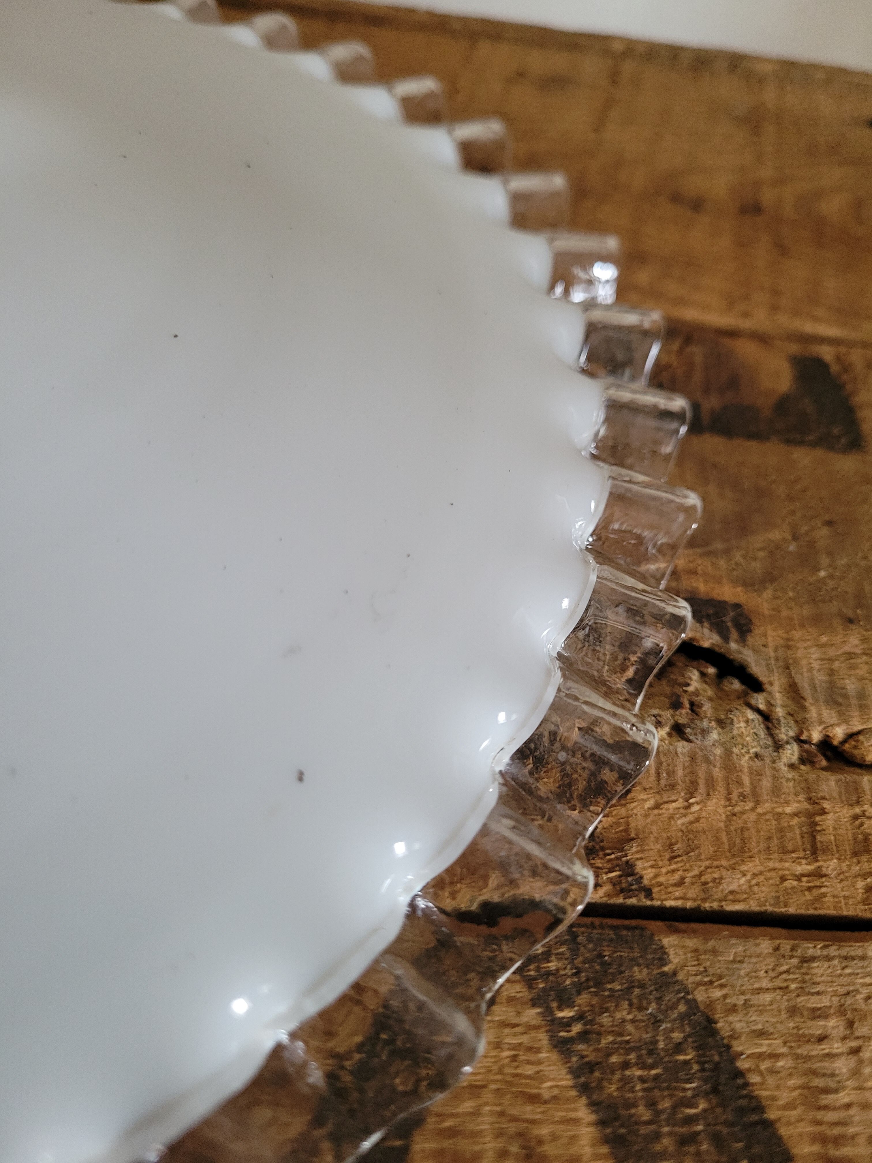 Serrated opaline suspension