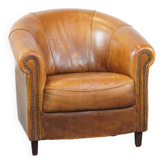 Fauteuil club en cuir de mouton couleur cognac patiné