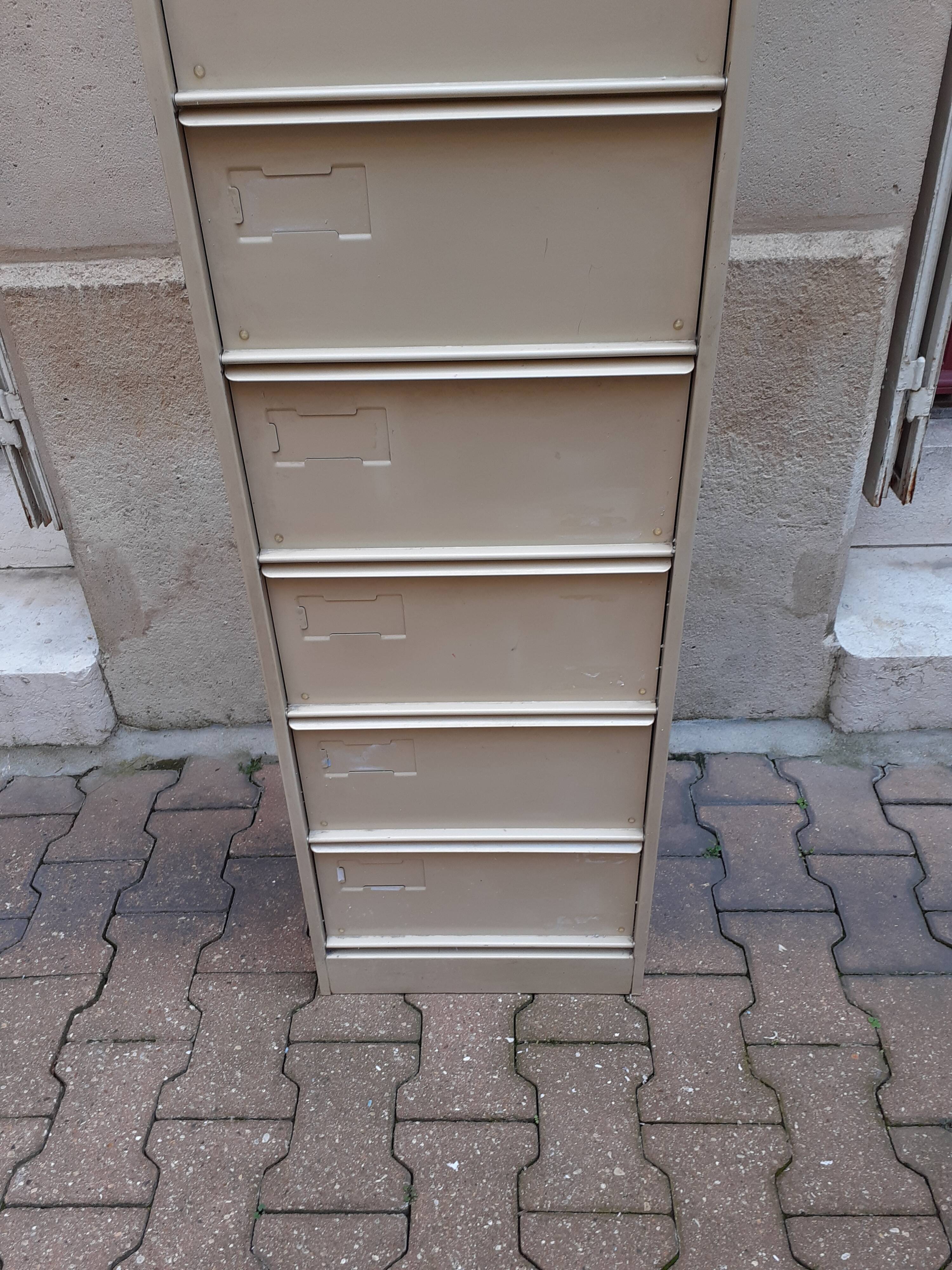 Metal locker 10 valves