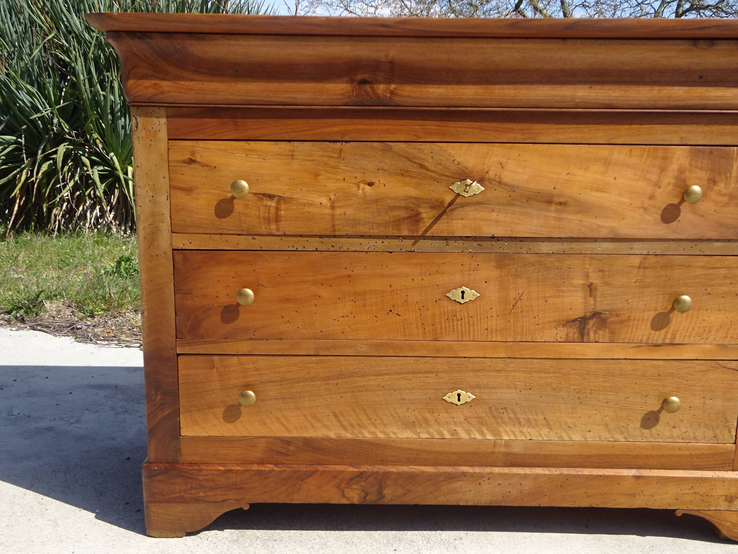 Antique Louis Philippe chest of drawers made entirely of walnut.