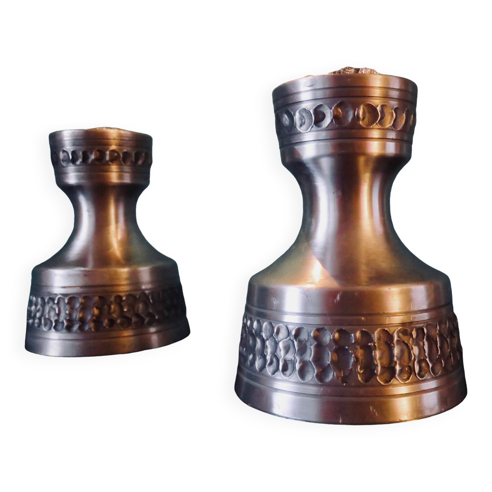 Pair of white pewter candlesticks decorated with bas-relief. "Perletin". Norway 1960