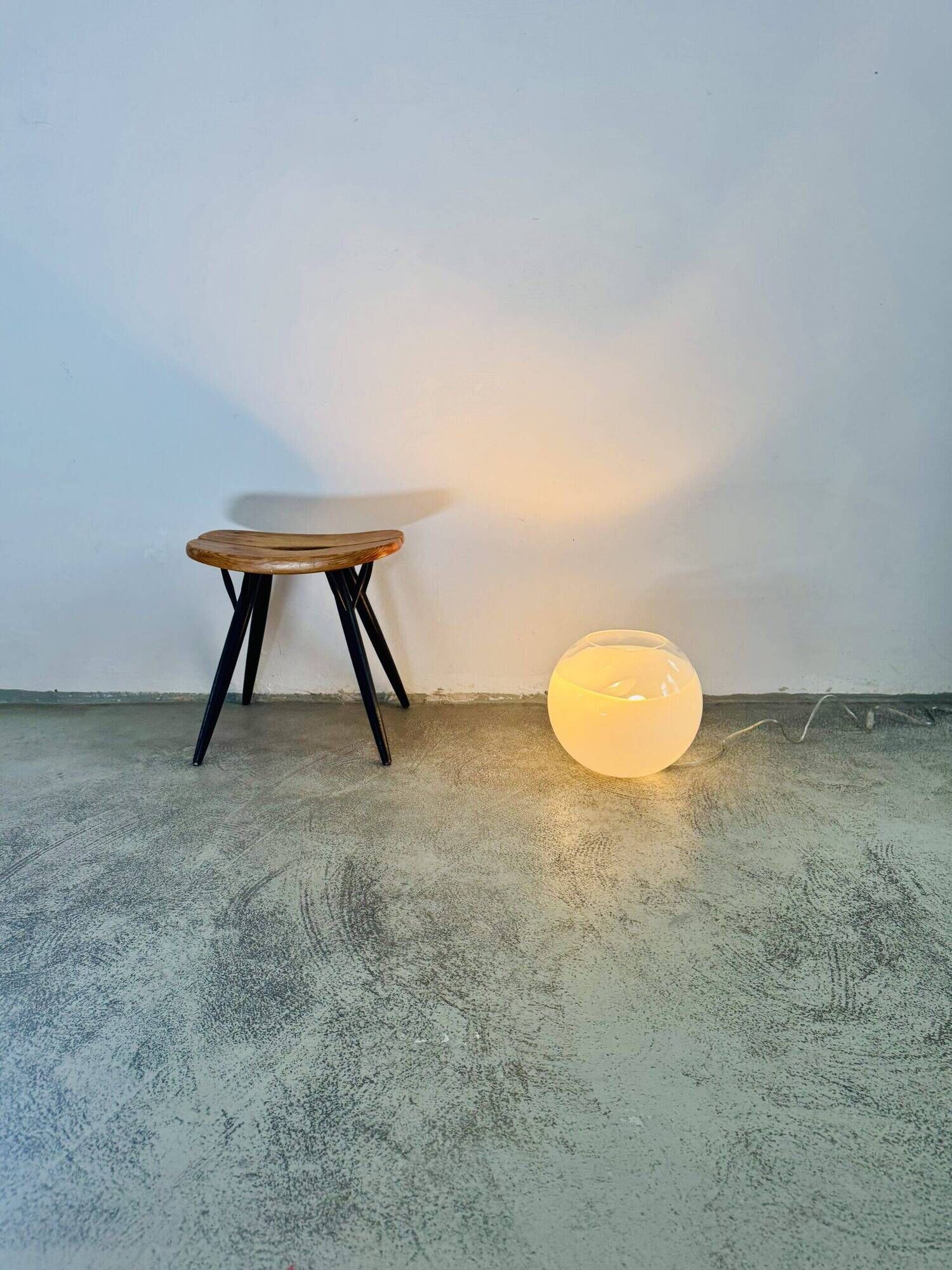 Lampe de table globe grande taille en verre par Ilu Design, Pays-Bas, années 1990.