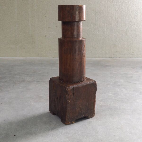 Socle sculptural en bois massif