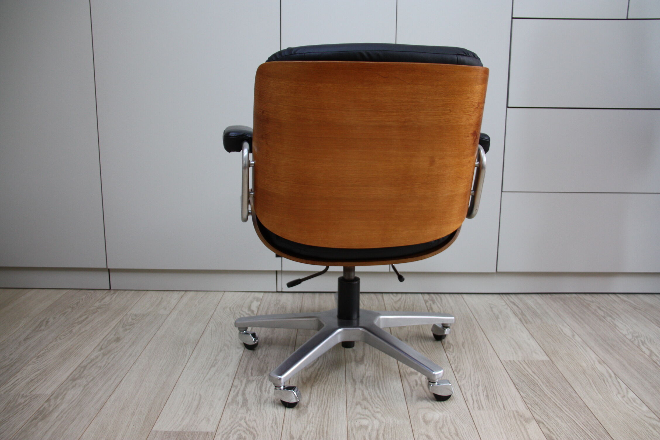 Vintage swivel office armchair in black leather and wood by Giroflex 60s