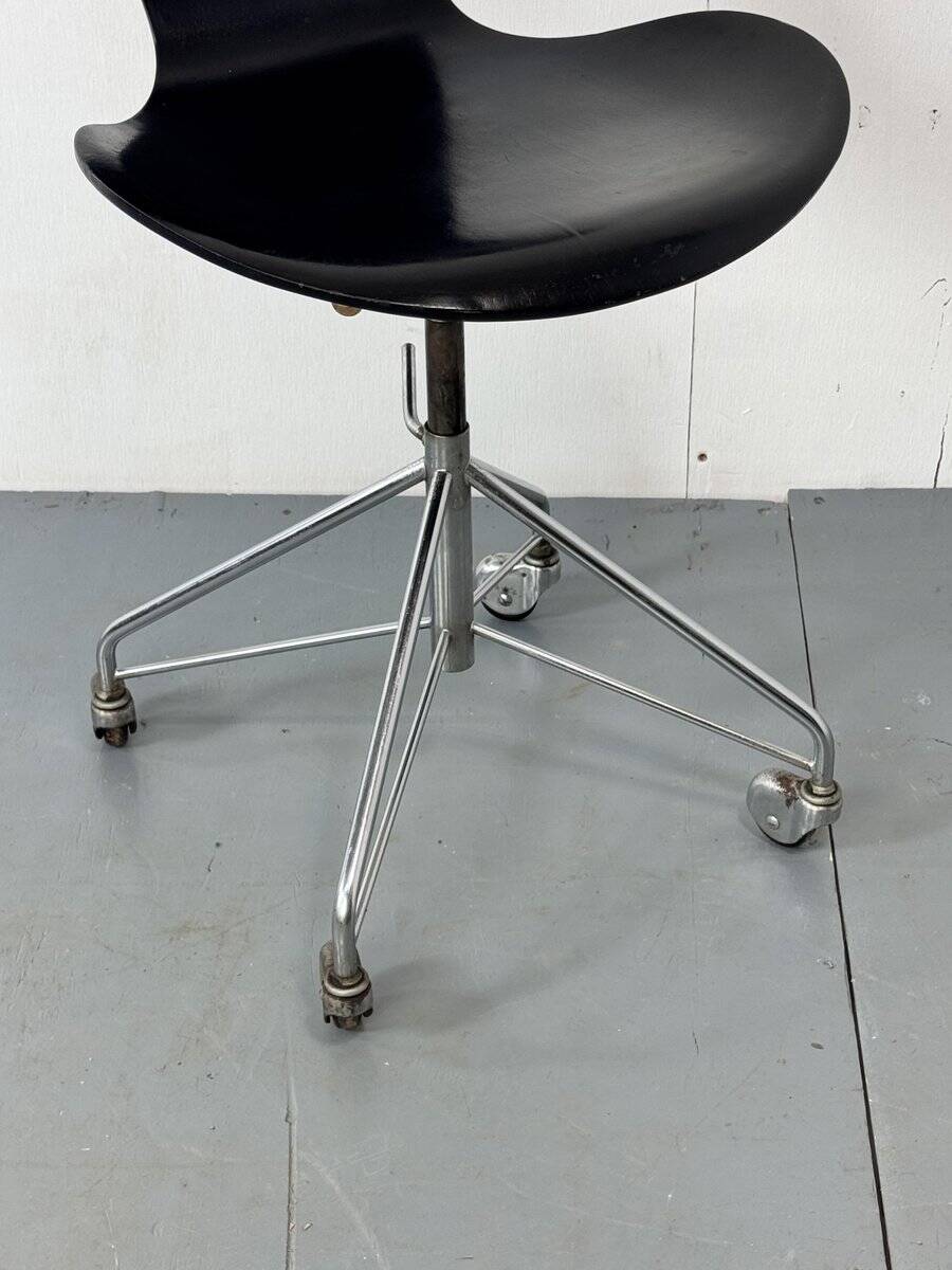Vintage early 3117 swivel desk chair by Arne Jacobsen for Fritz Hansen, 1955