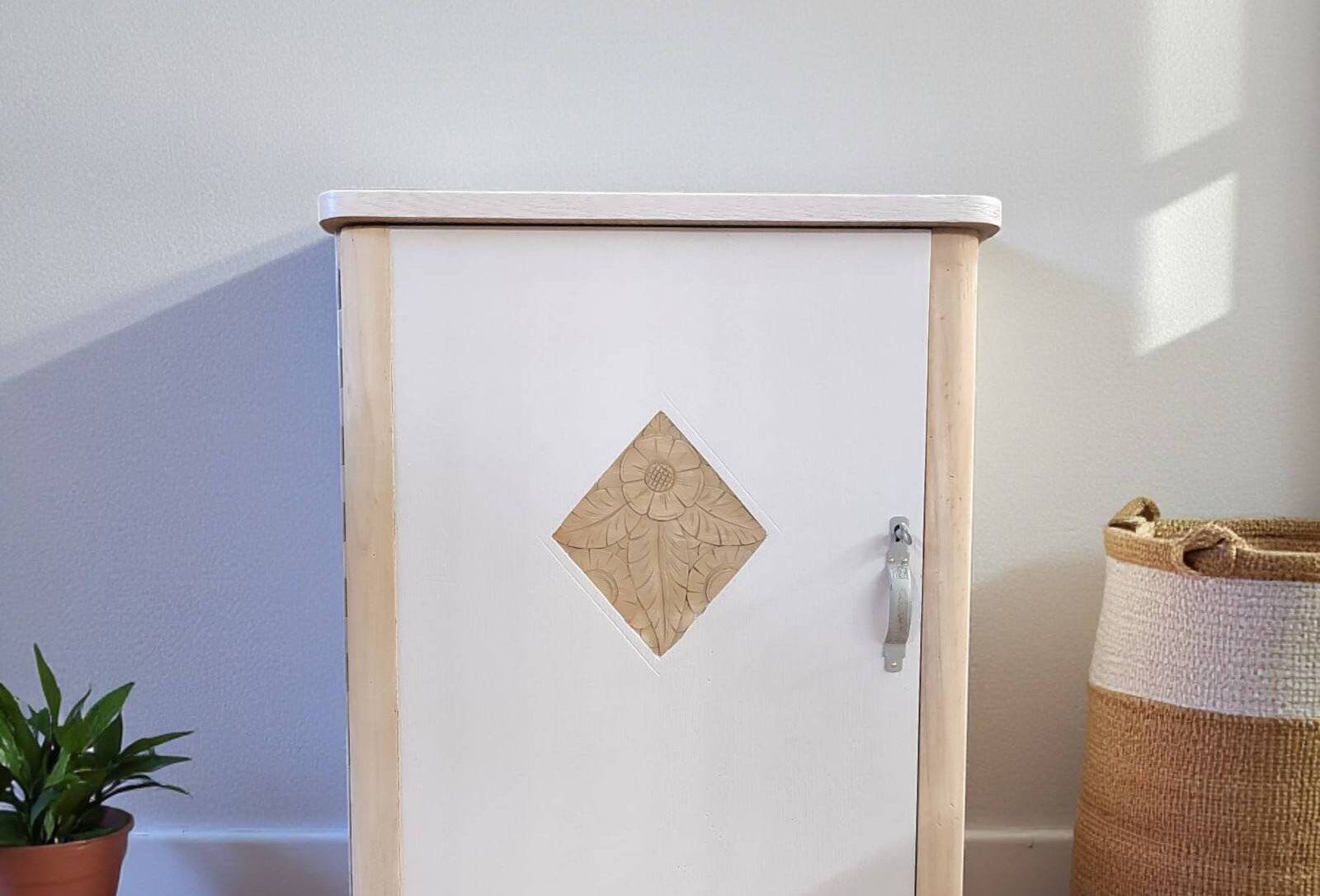 Petit meuble de rangement vintage – bois clair et rose poudré