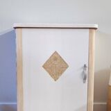 Petit meuble de rangement vintage – bois clair et rose poudré