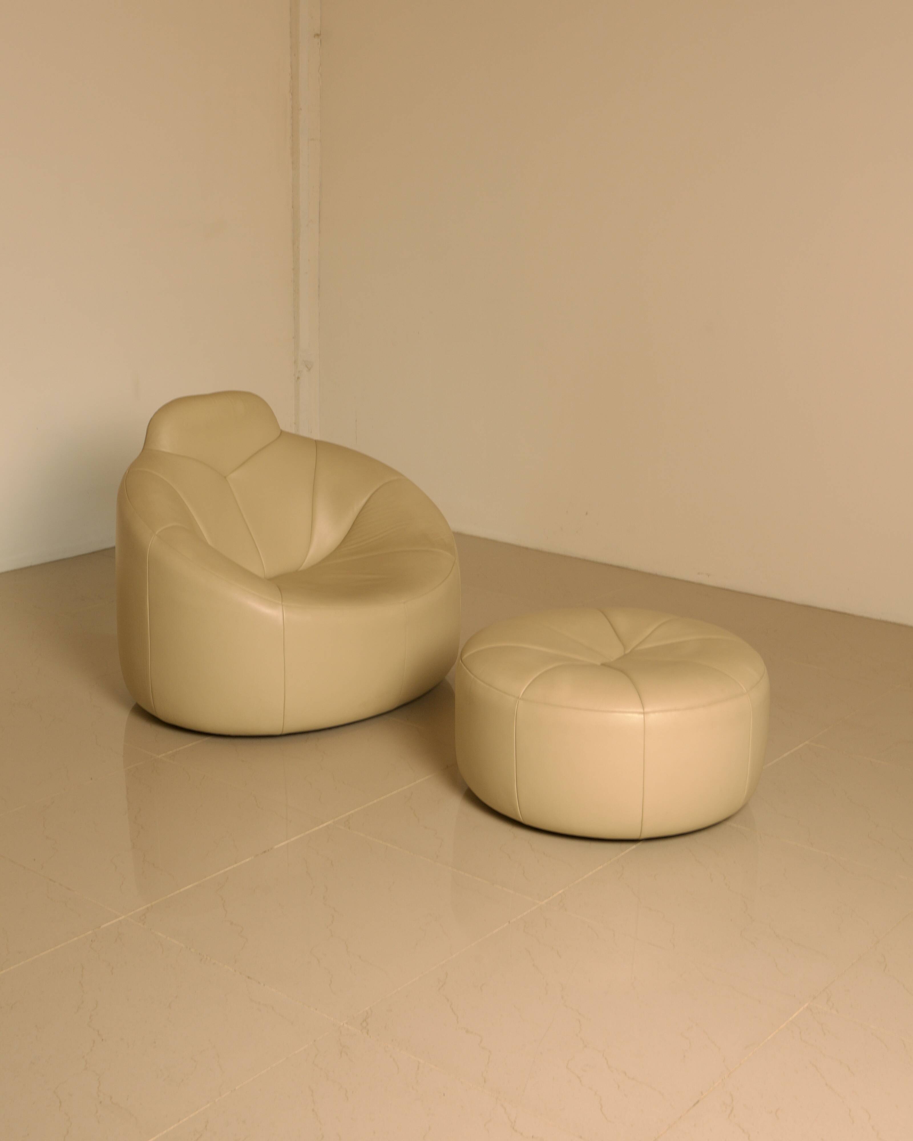 "Pumpkin" armchair set and its cream leather ottoman by Pierre Paulin