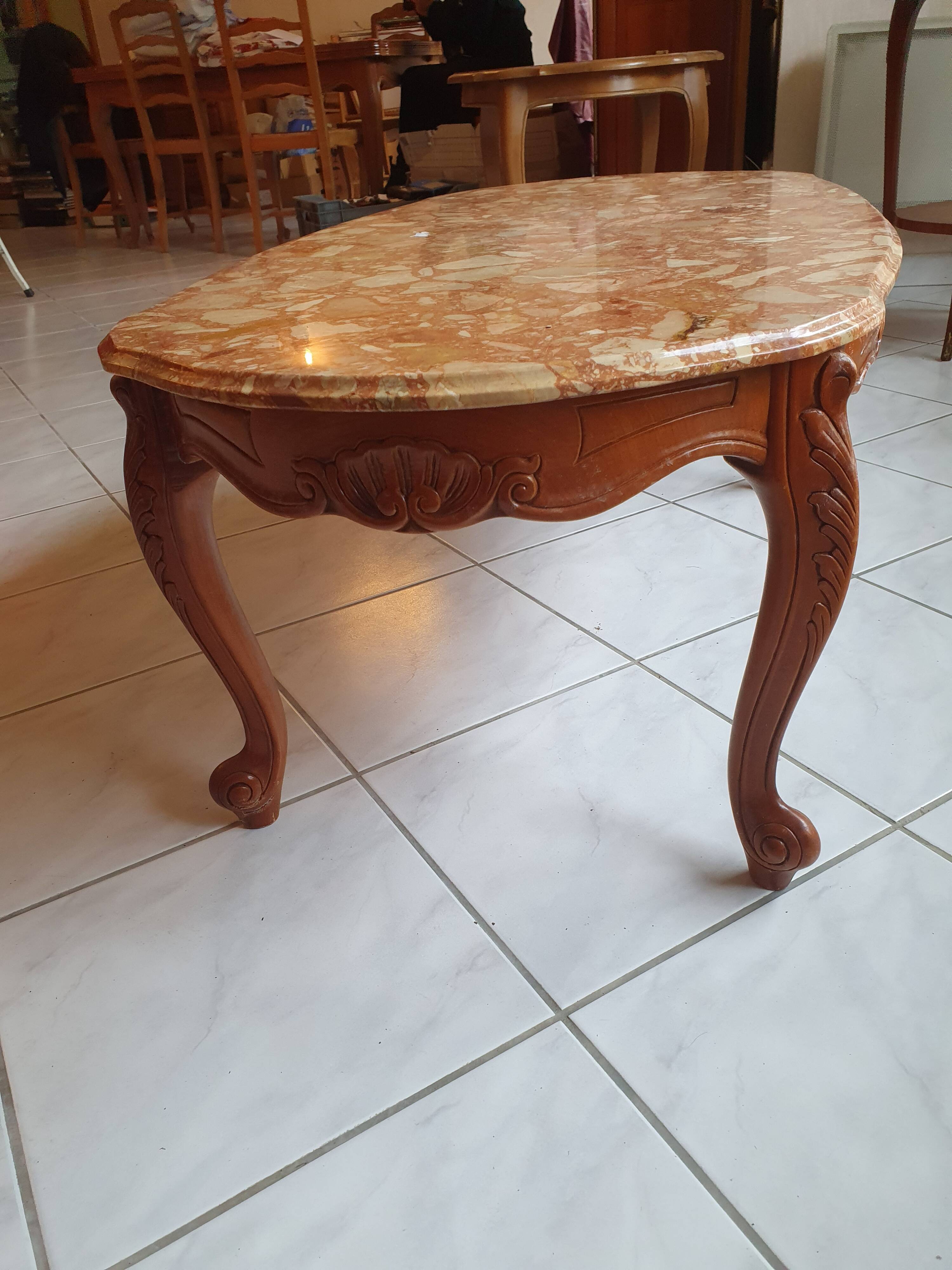 Table basse en merisier avec un plateau en marbre