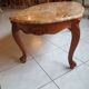 Table basse en merisier avec un plateau en marbre