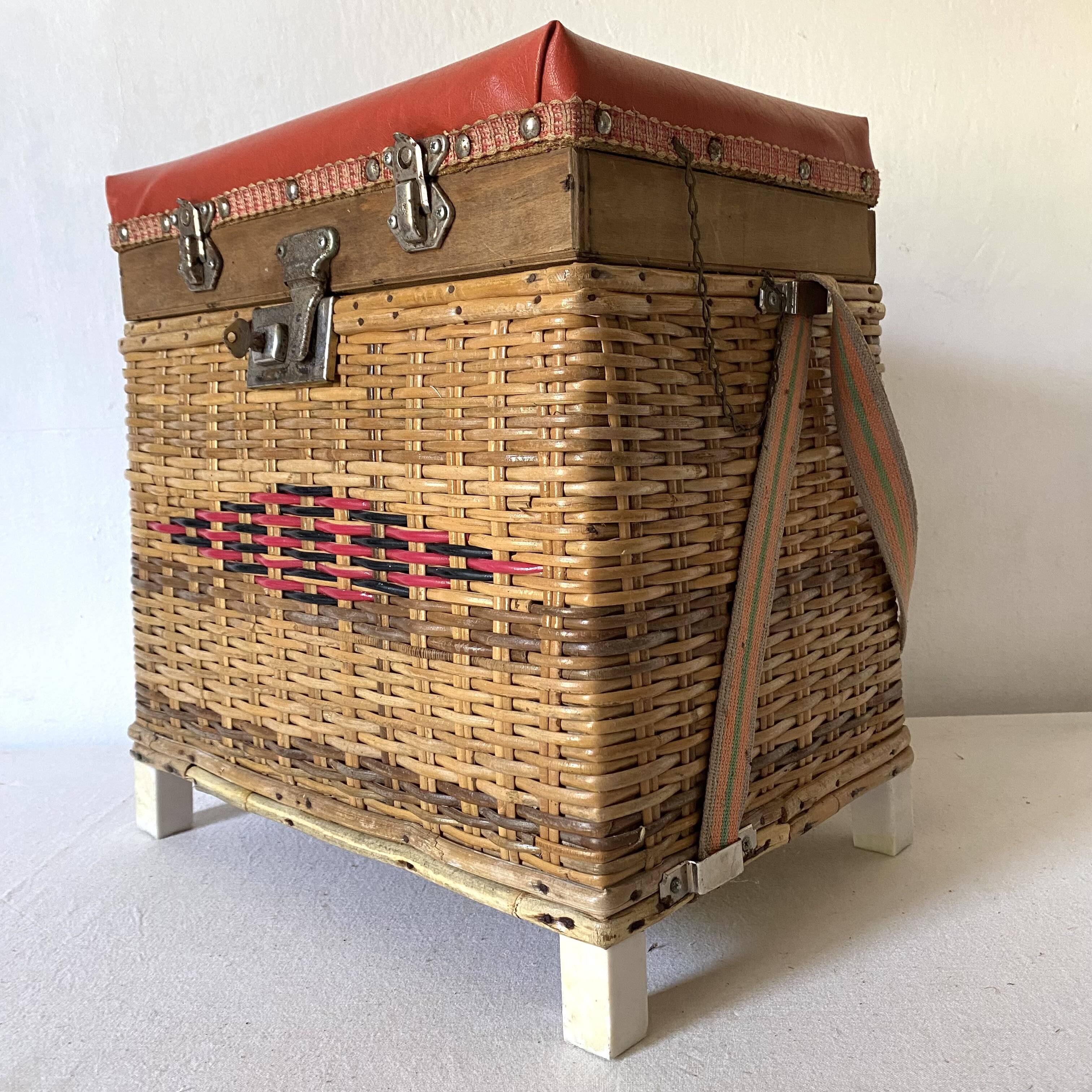 Low fishing box stool in rattan and skai