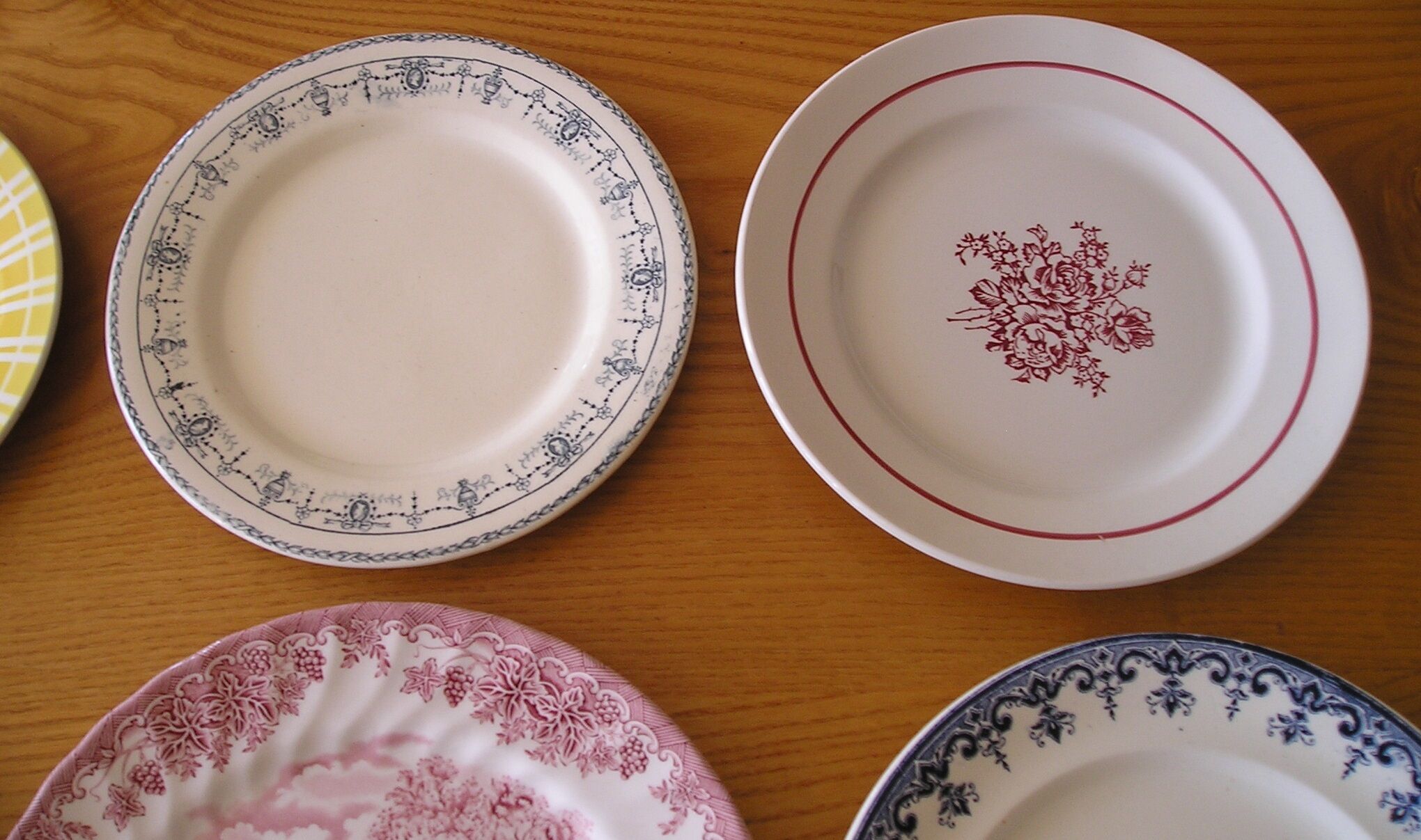 Set of 12 different flat plates