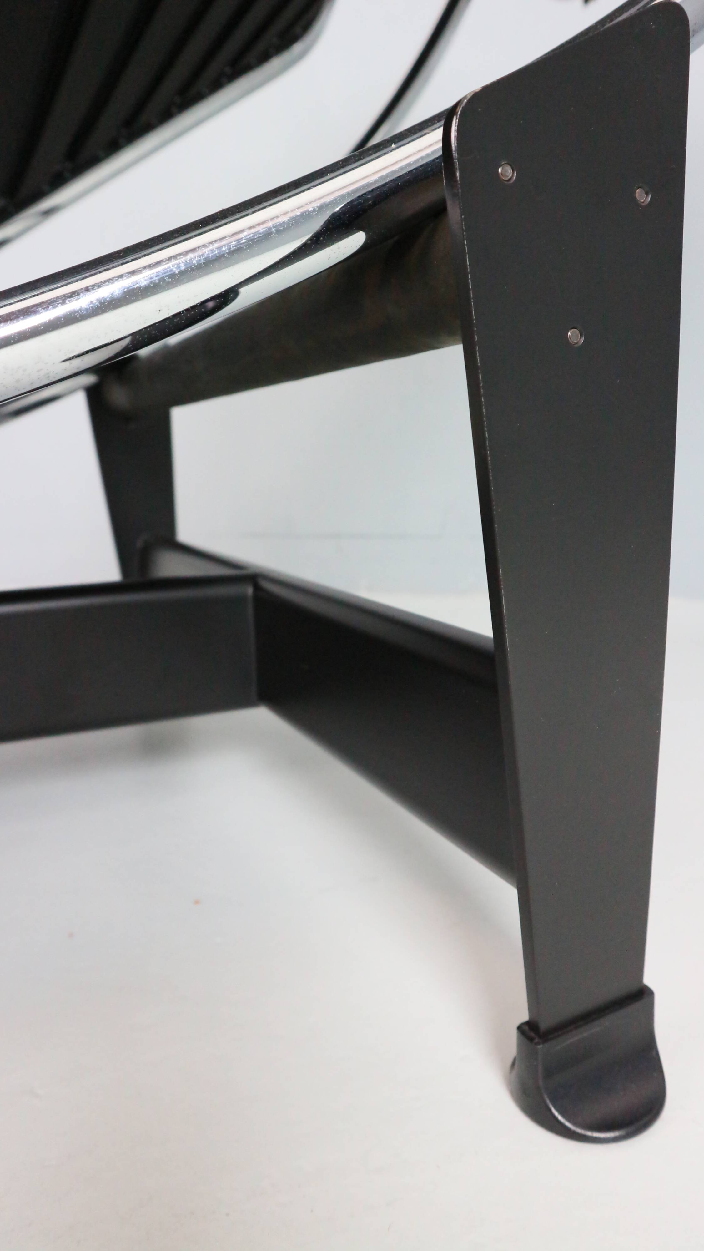 Chaise longue LC4 en cuir noir par Le Corbusier pour Cassina, années 1980