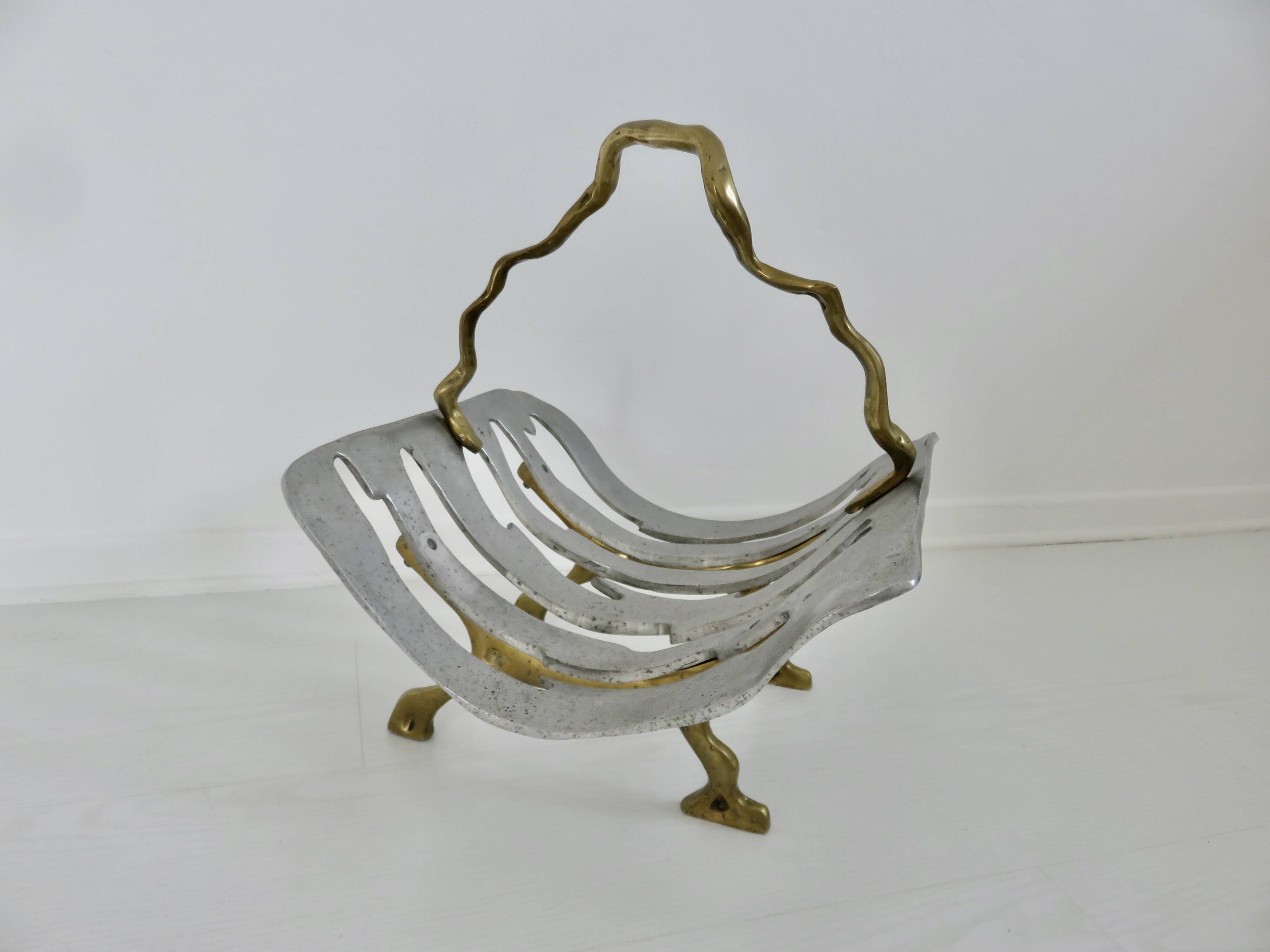 Porte buches de cheminée moderniste, laiton et aluminium, 1970