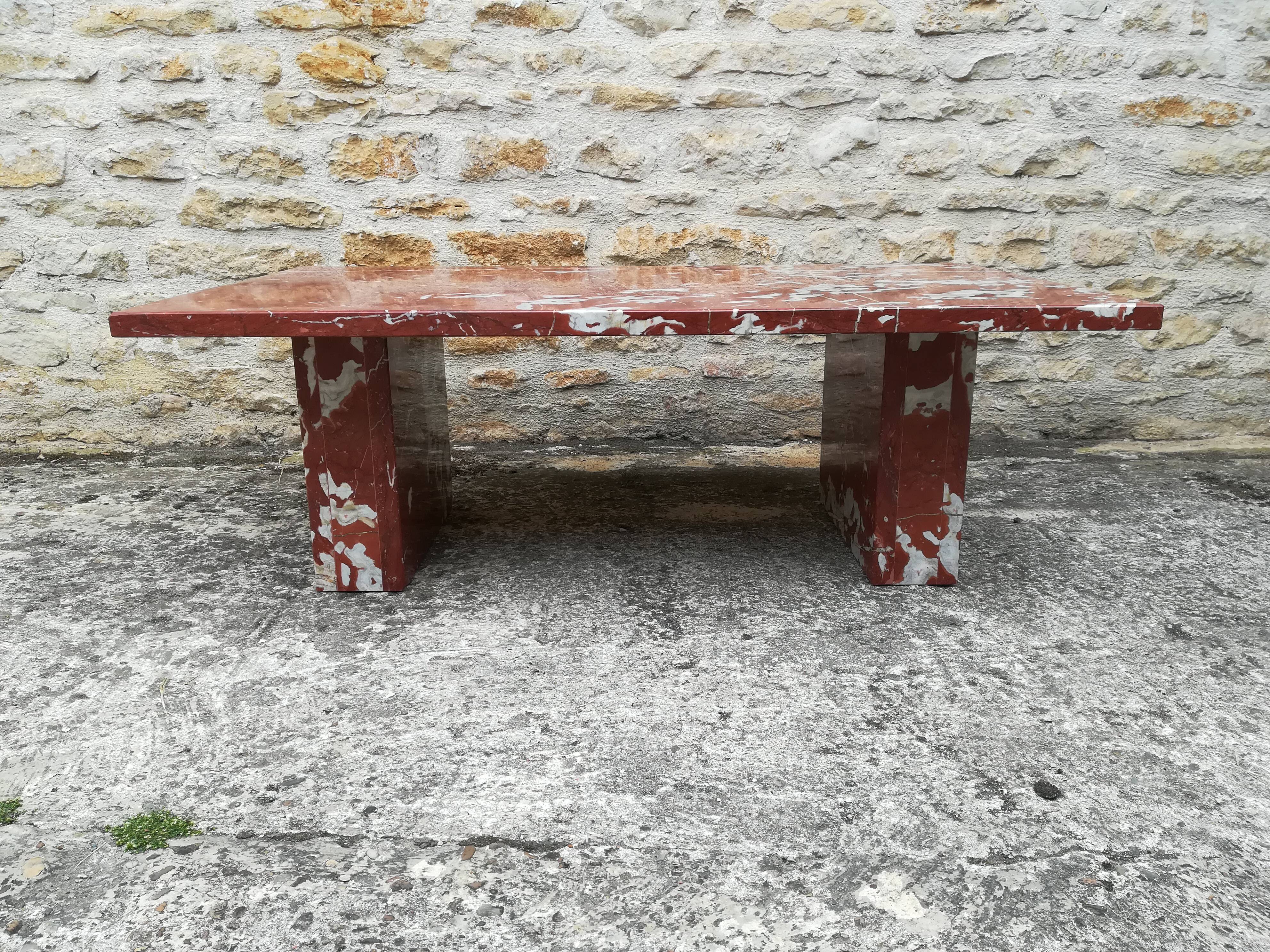 Table basse en marbre rouge