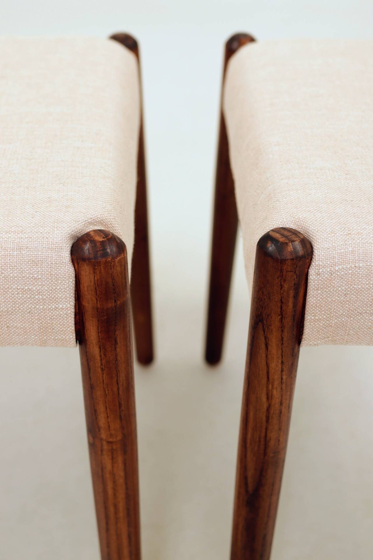 Set of two dining chairs in Scandinavian design.