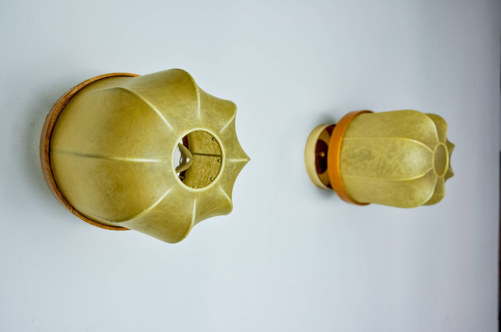 Pair of "cocoon" wall lights, resin and pine, Italy, 1970