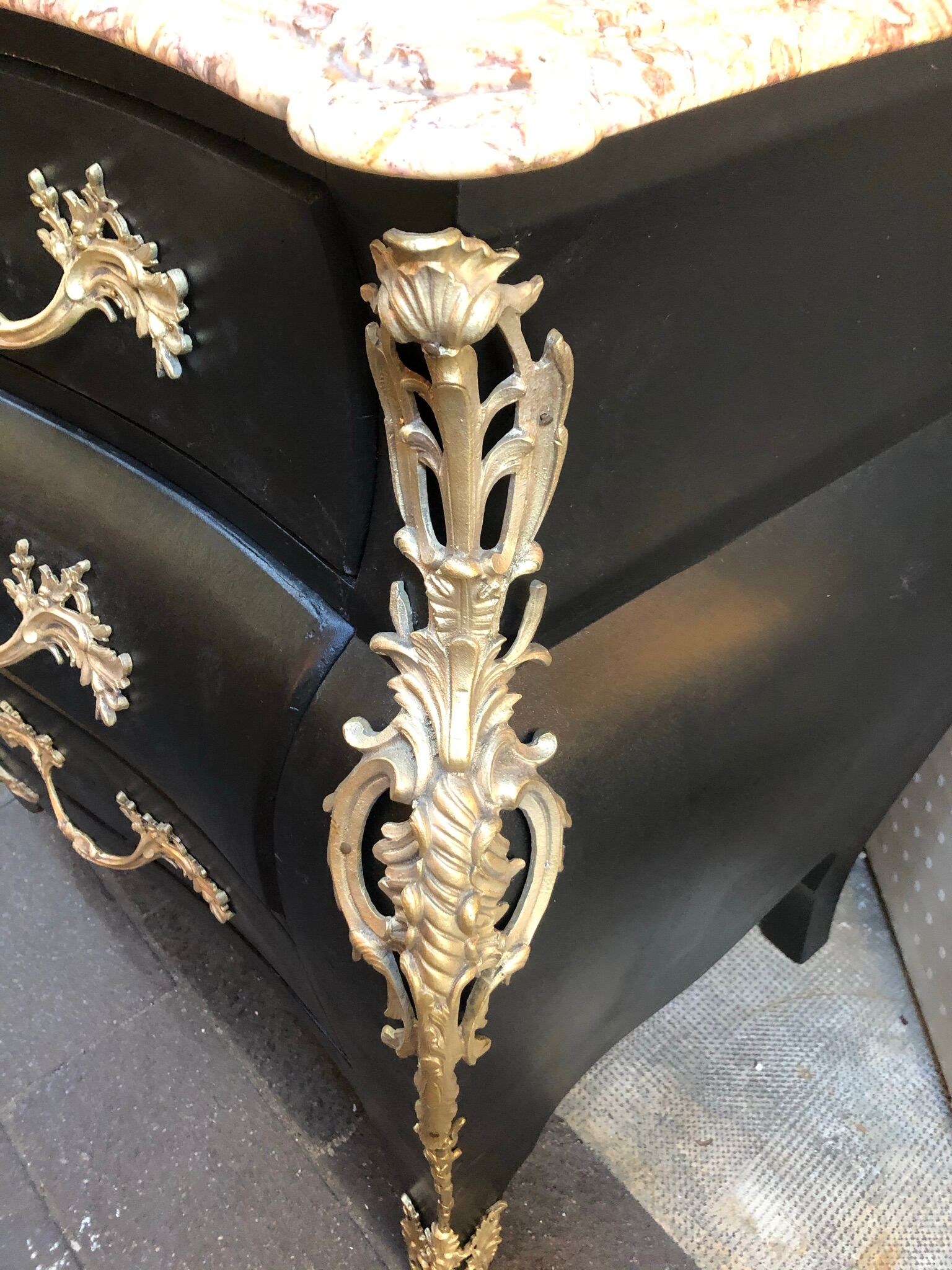 Chest of drawers "tomb" patinated black regency style