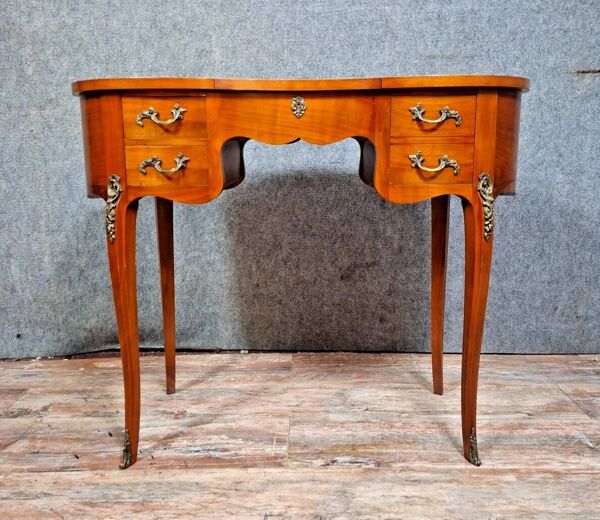coiffeuse de style Louis XV de forme haricot , élégante et très décorative
